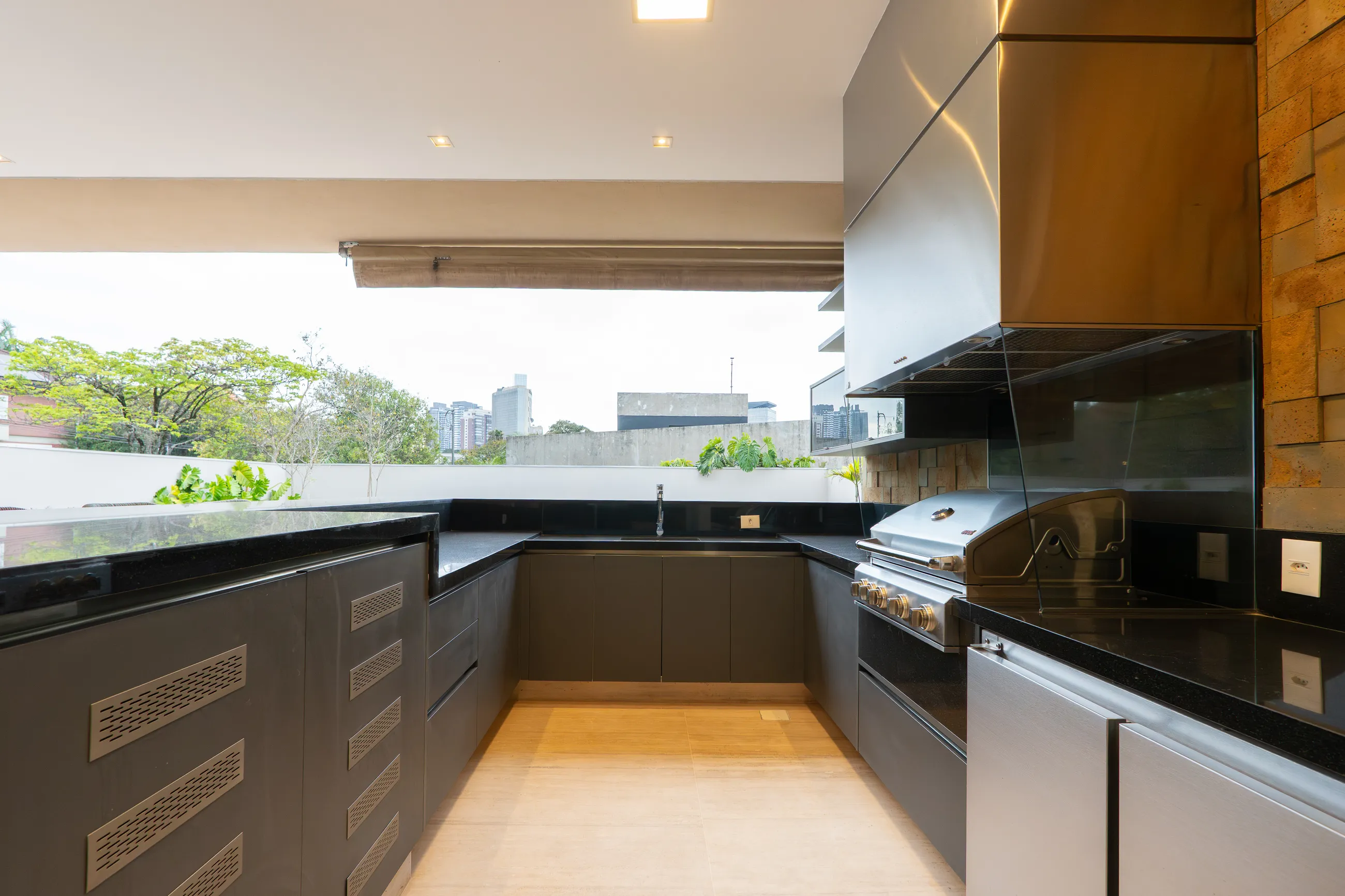 Alphaville | Residência contemporânea com 944 m², elevador e lazer completo