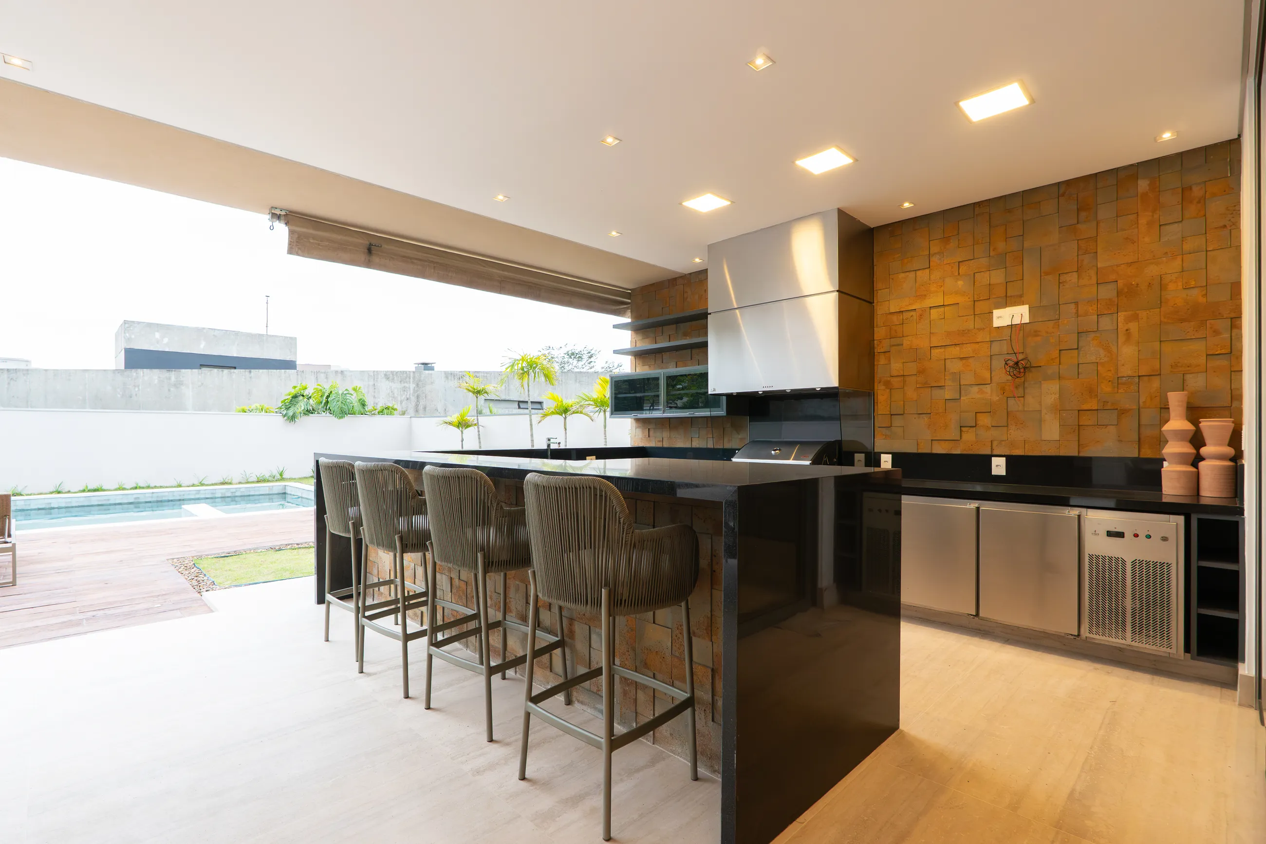 Alphaville | Residência contemporânea com 944 m², elevador e lazer completo