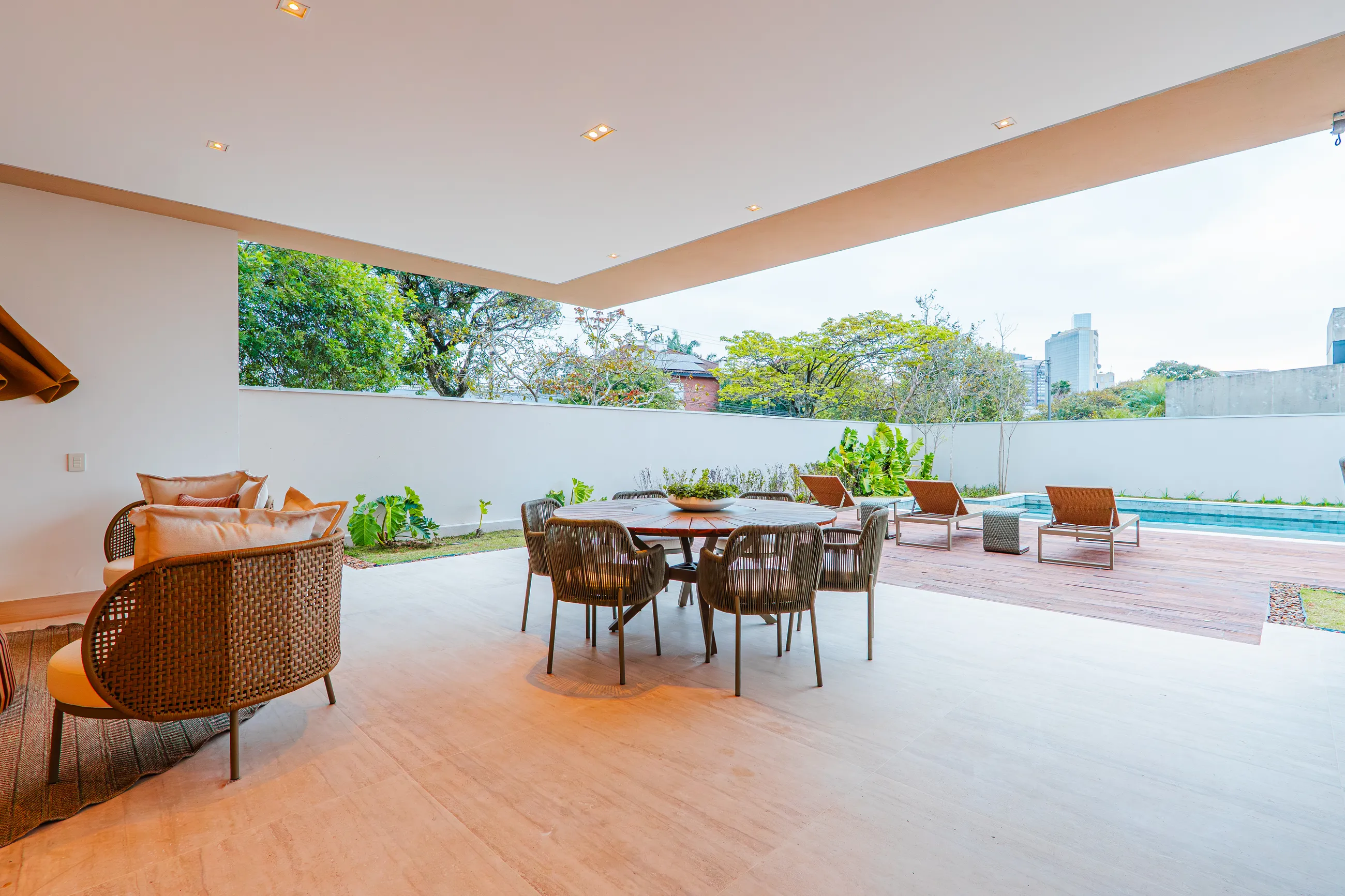 Alphaville | Residência contemporânea com 944 m², elevador e lazer completo