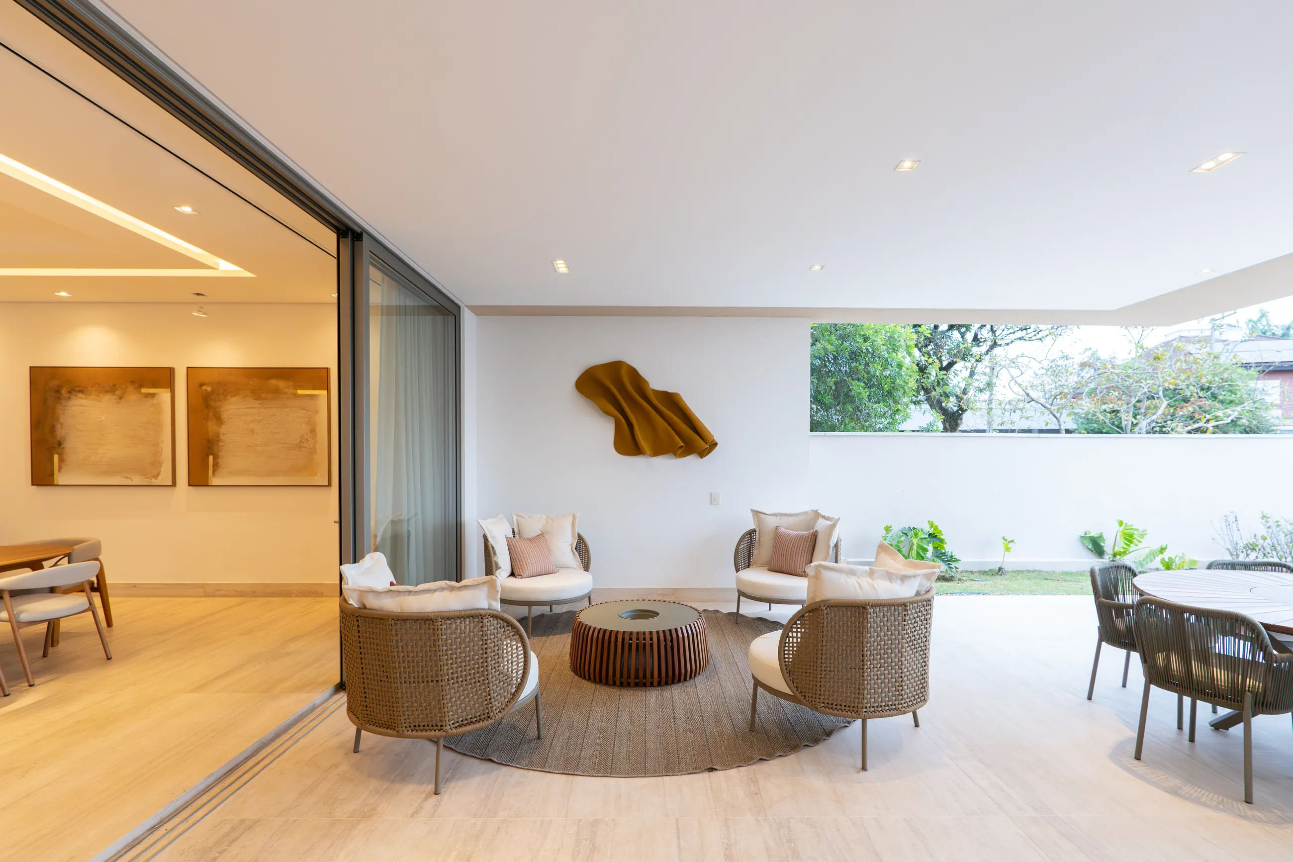 Alphaville | Residência contemporânea com 944 m², elevador e lazer completo