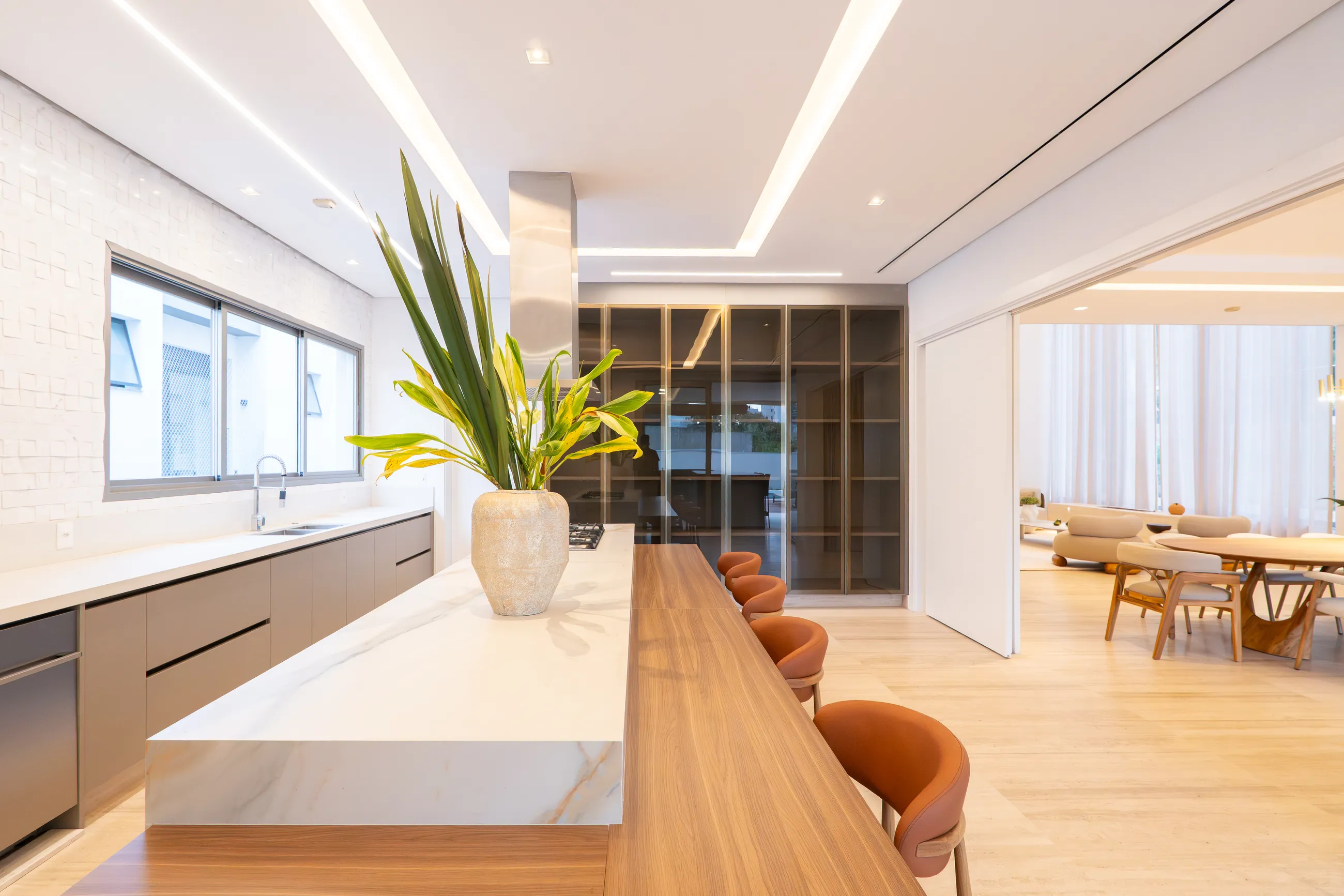 Alphaville | Residência contemporânea com 944 m², elevador e lazer completo