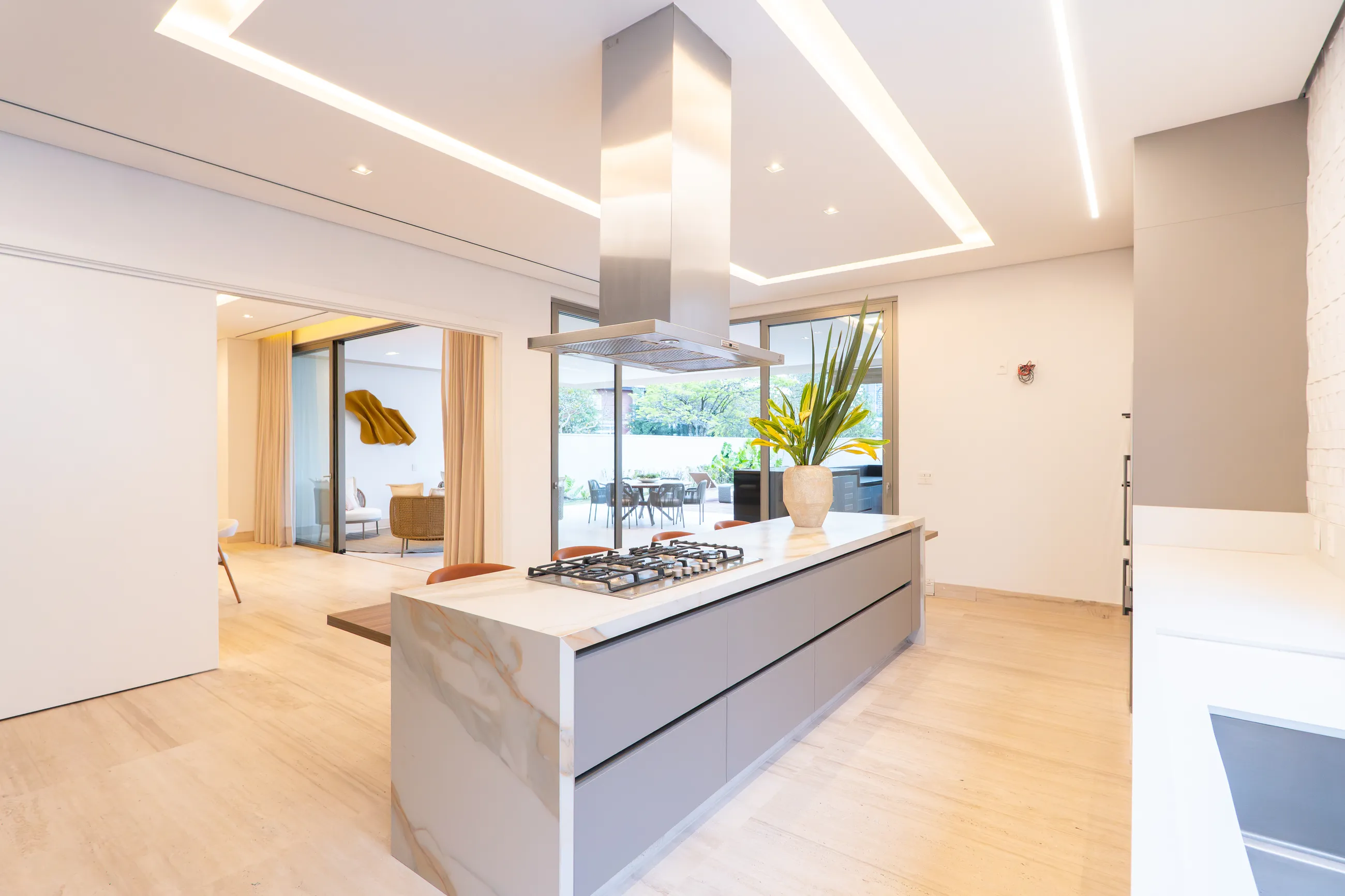 Alphaville | Residência contemporânea com 944 m², elevador e lazer completo