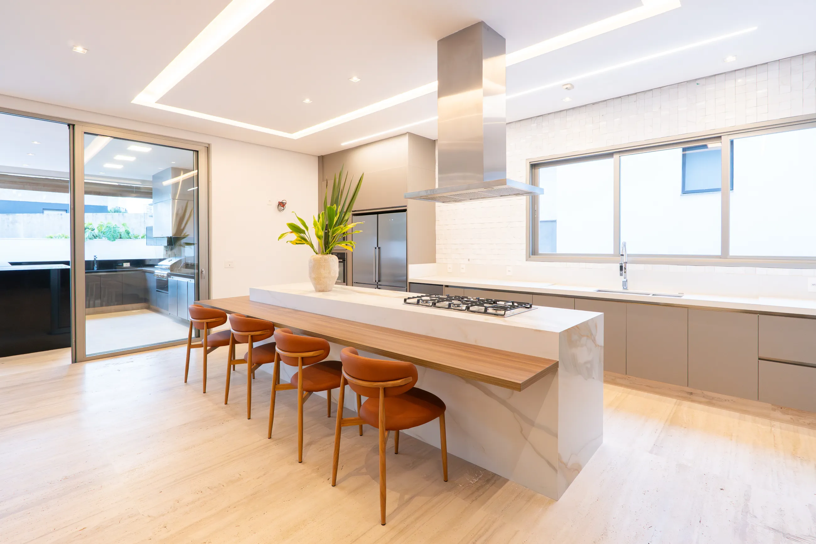 Alphaville | Residência contemporânea com 944 m², elevador e lazer completo