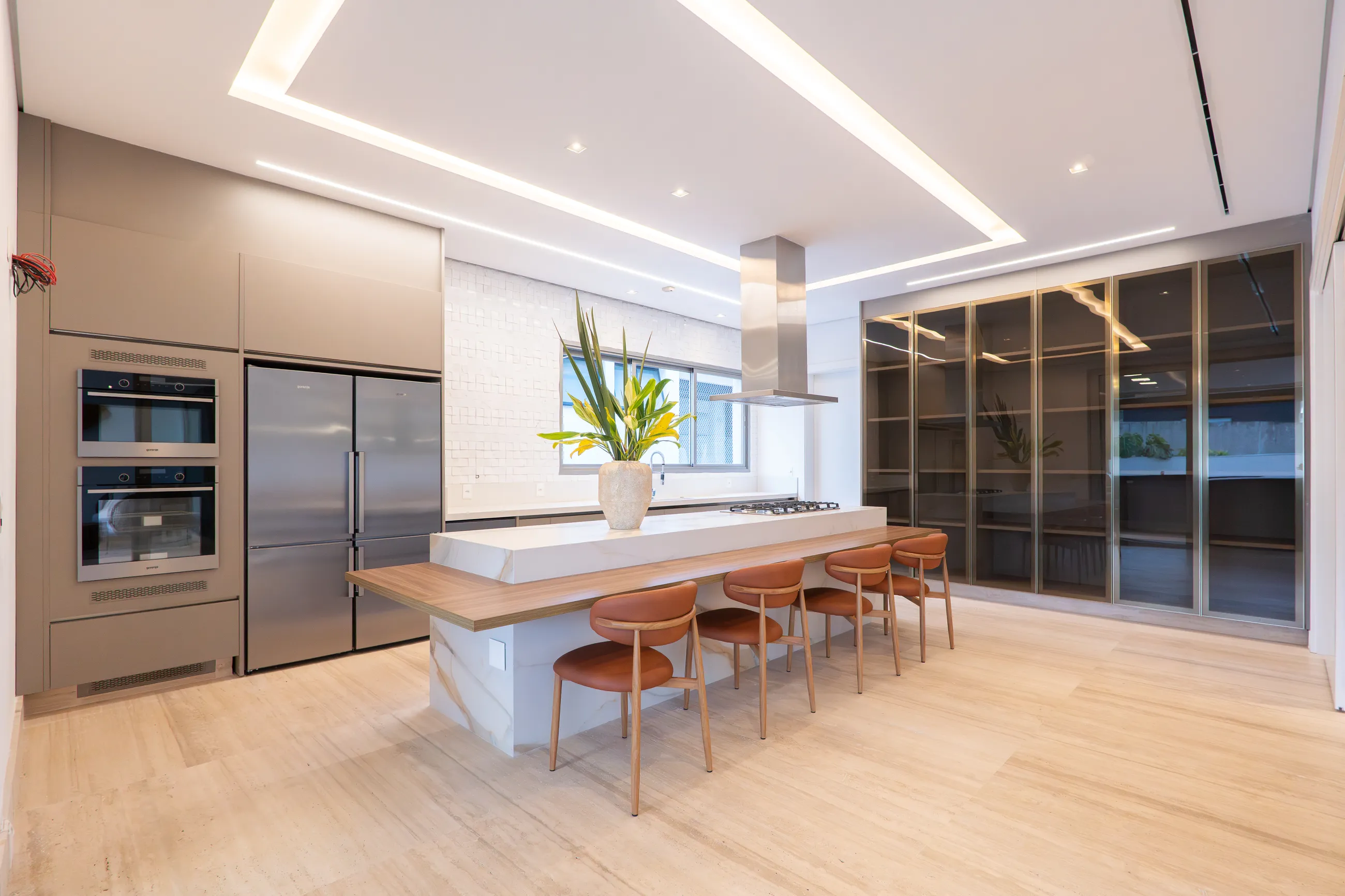 Alphaville | Residência contemporânea com 944 m², elevador e lazer completo