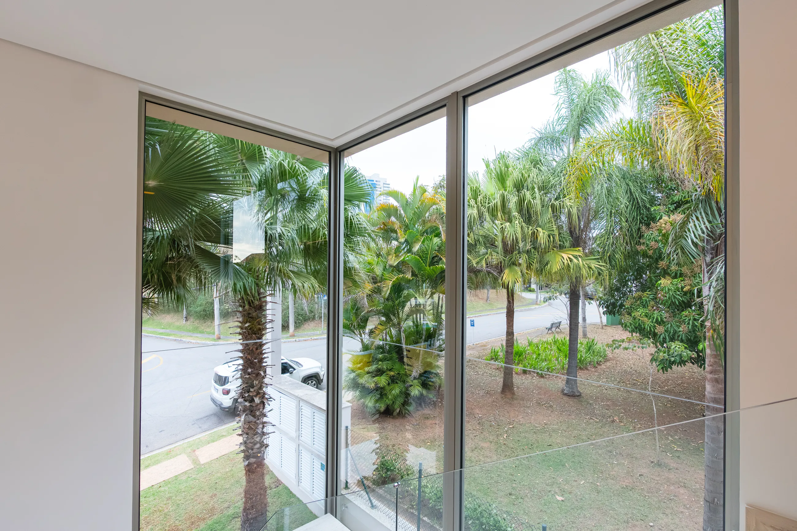 Alphaville | Residência contemporânea com 944 m², elevador e lazer completo