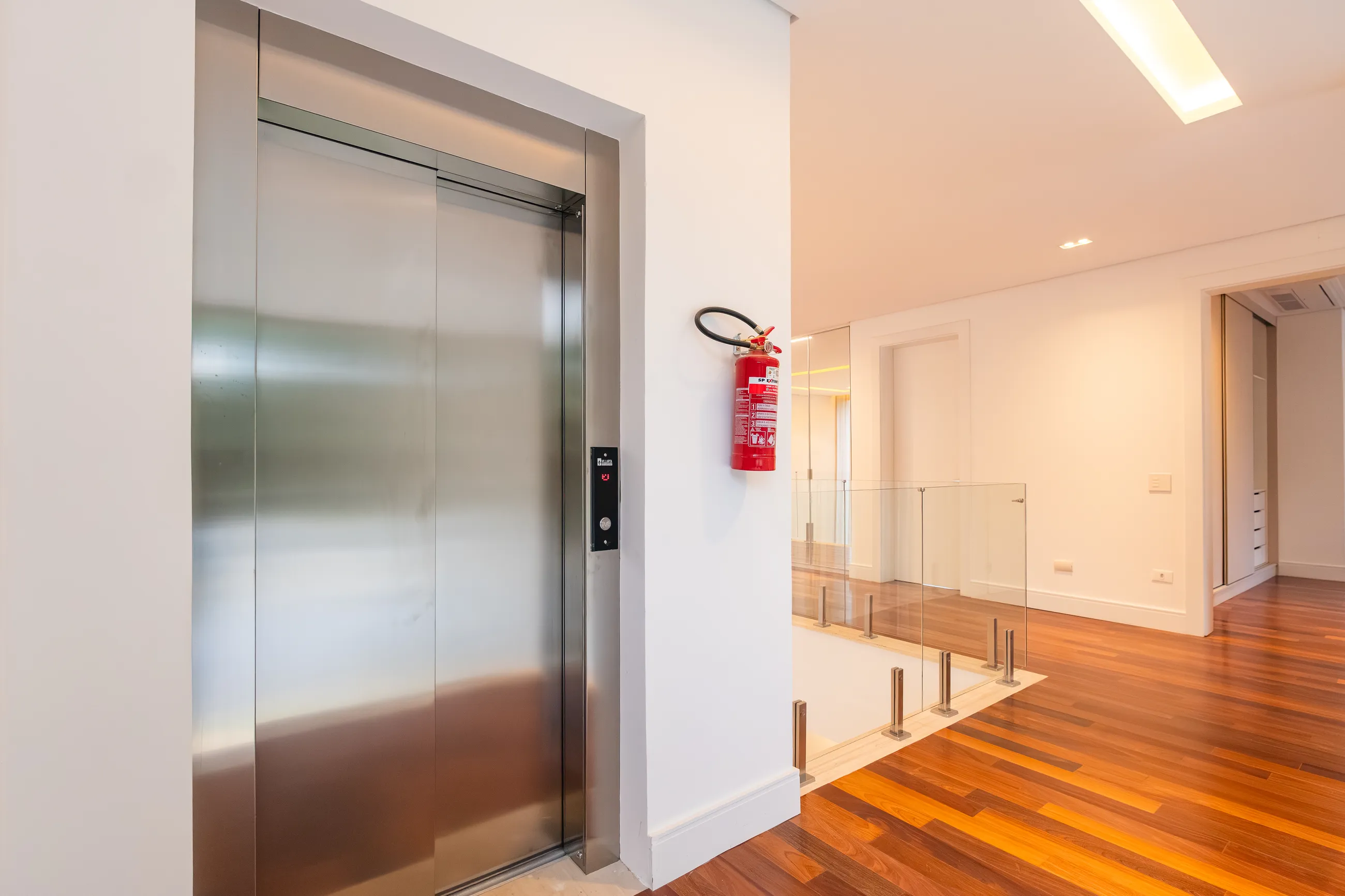 Alphaville | Residência contemporânea com 944 m², elevador e lazer completo