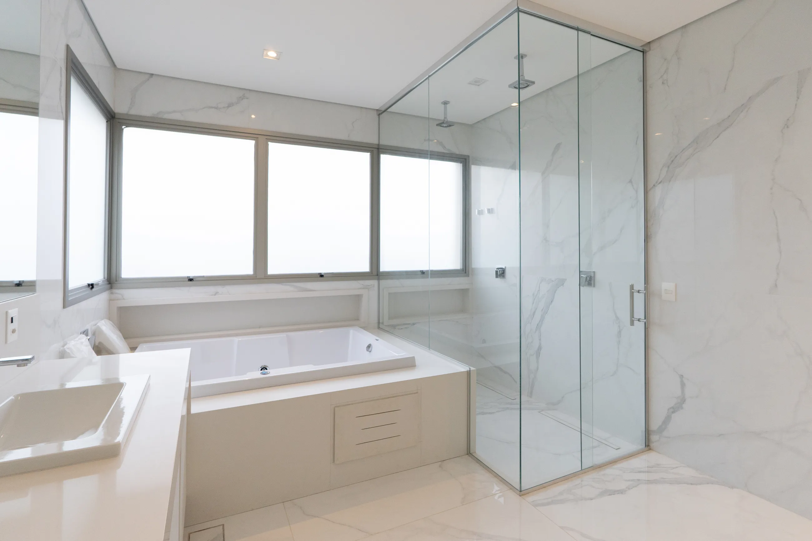 Alphaville | Residência contemporânea com 944 m², elevador e lazer completo