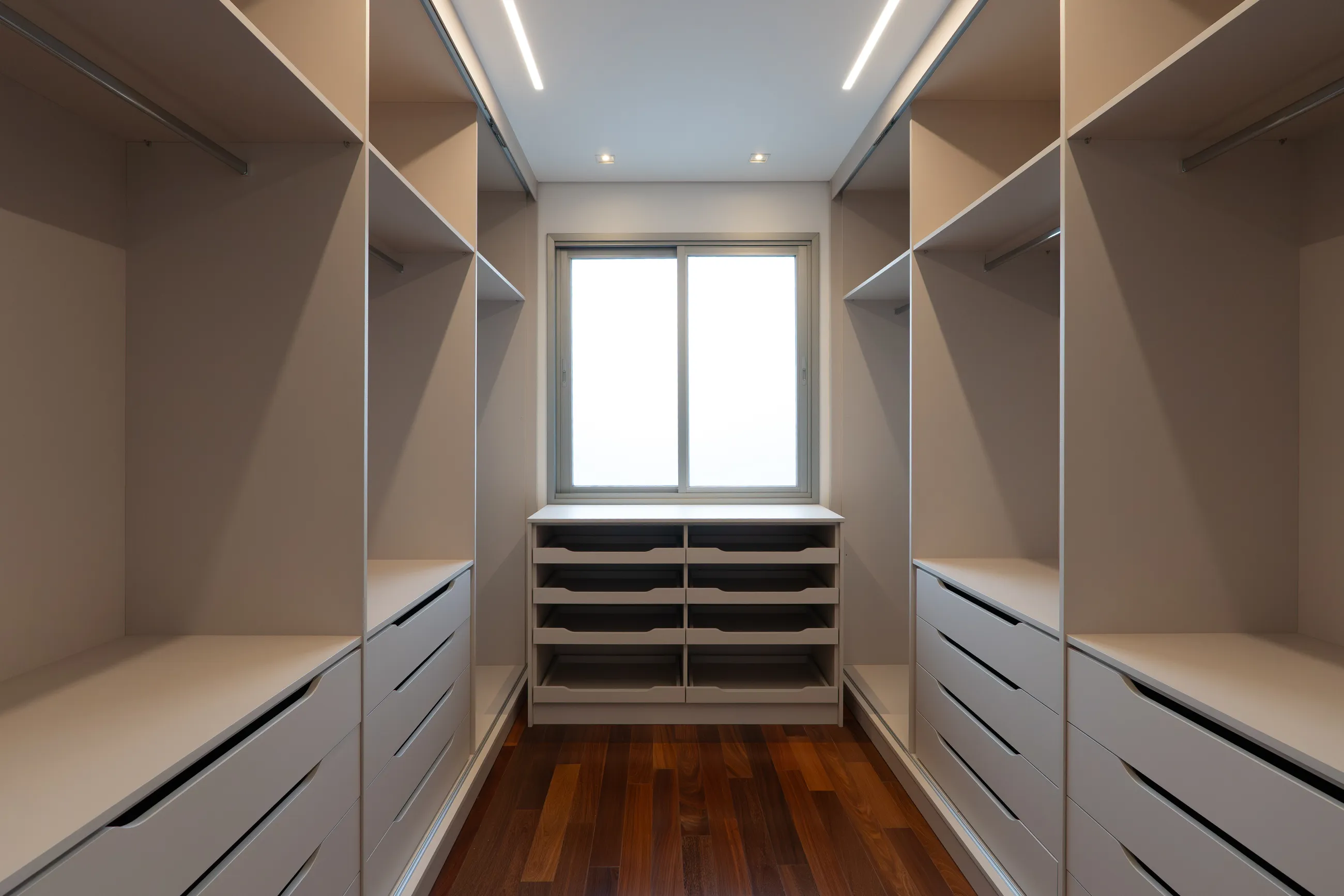 Alphaville | Residência contemporânea com 944 m², elevador e lazer completo