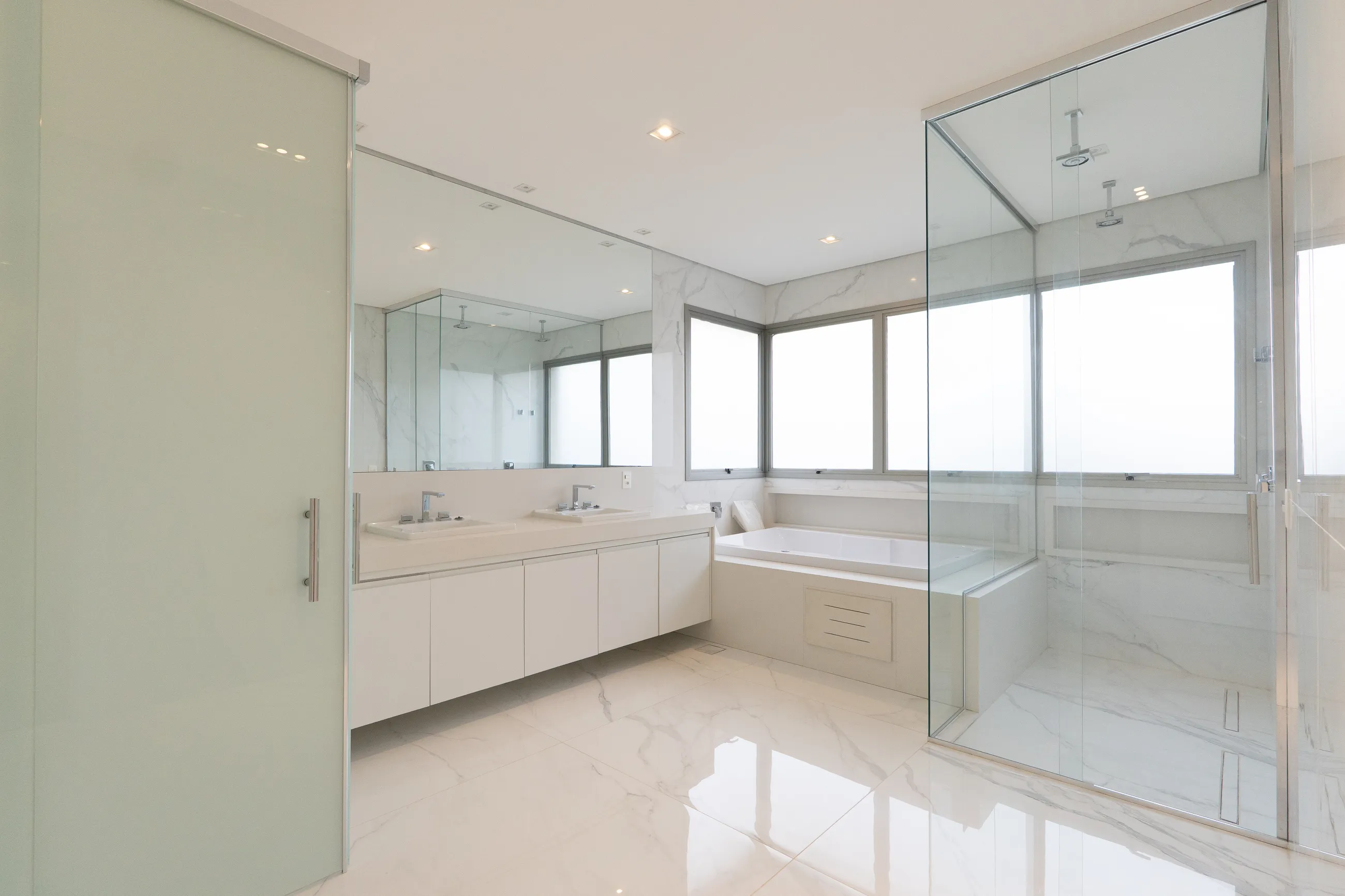 Alphaville | Residência contemporânea com 944 m², elevador e lazer completo