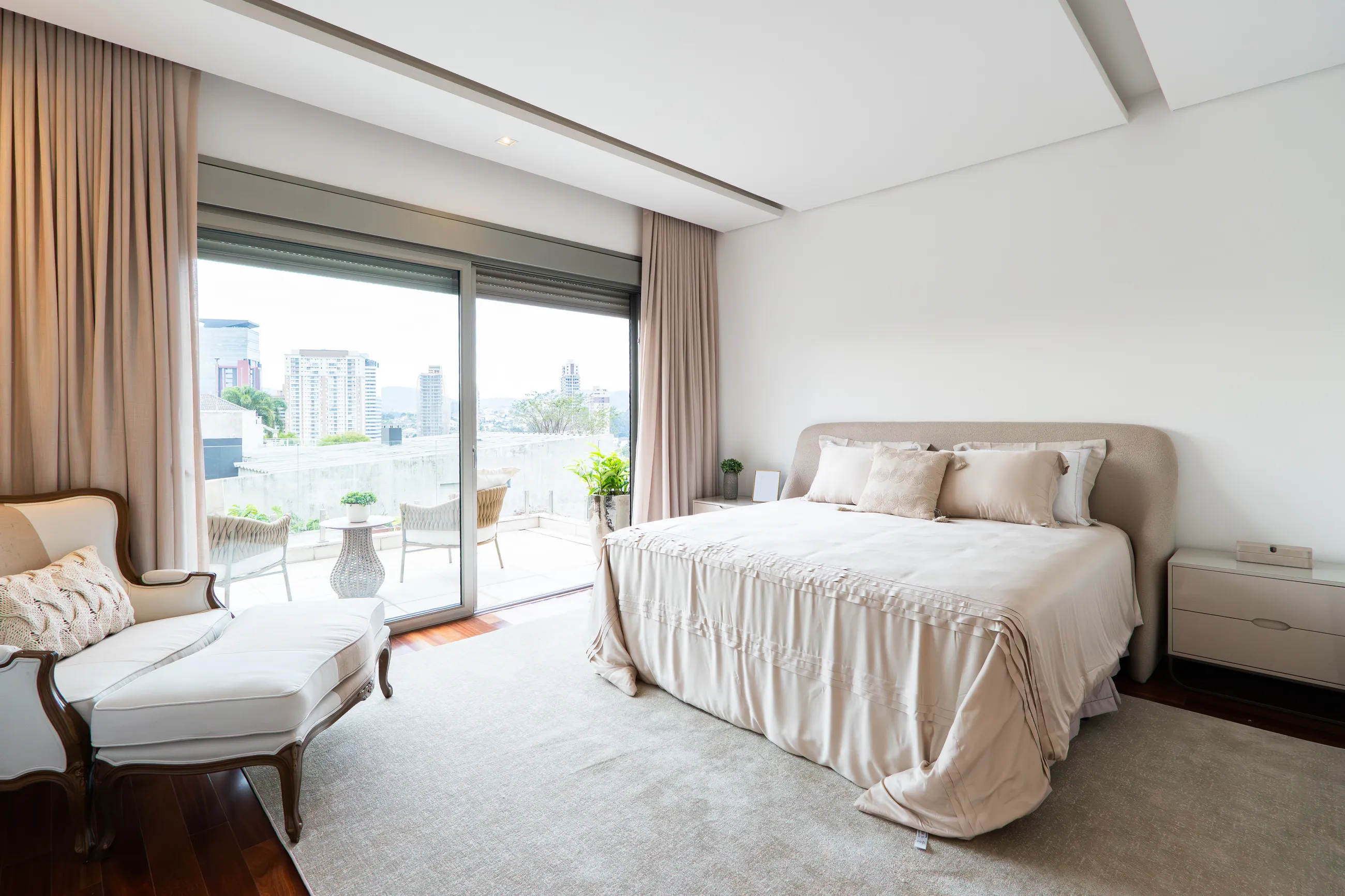 Alphaville | Residência contemporânea com 944 m², elevador e lazer completo