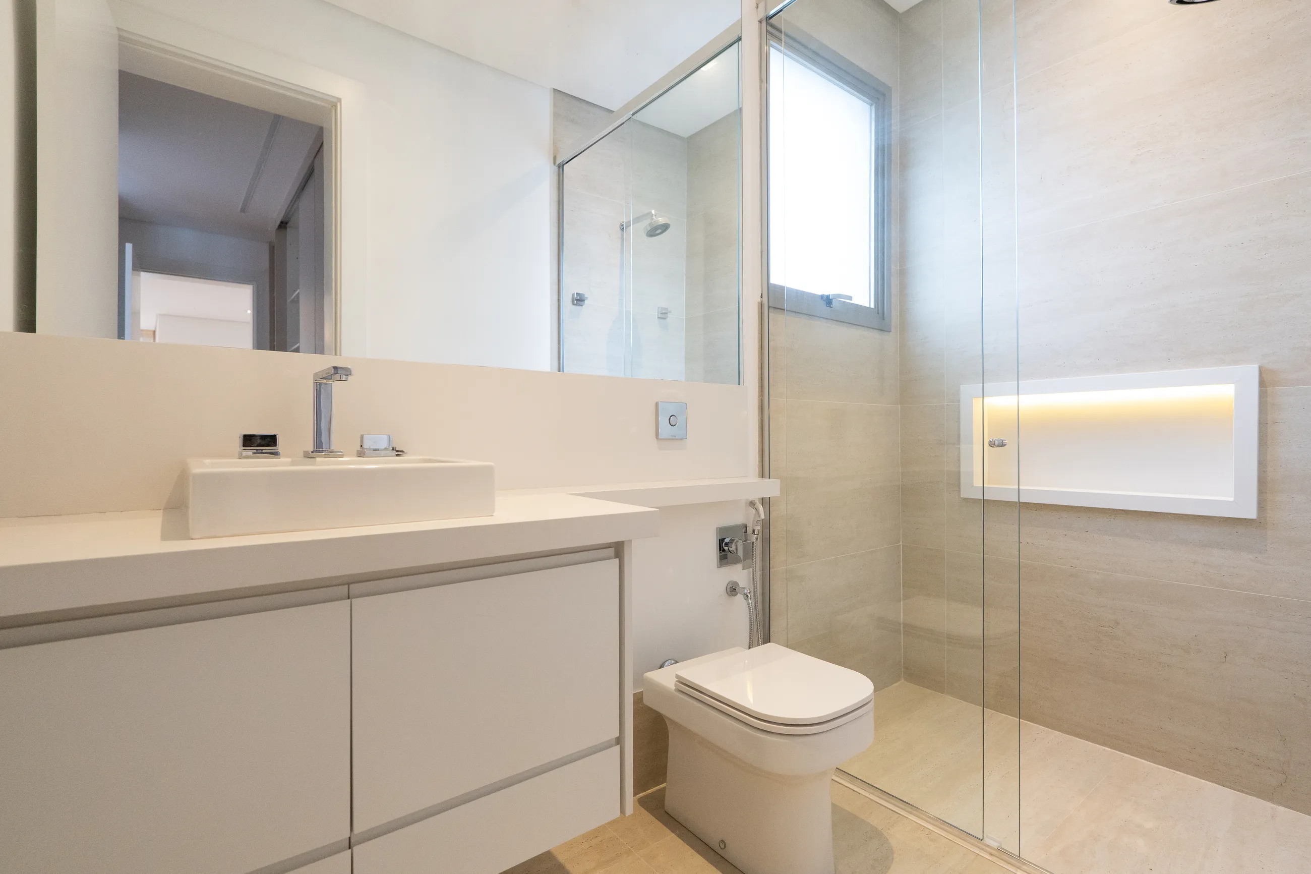 Alphaville | Residência contemporânea com 944 m², elevador e lazer completo
