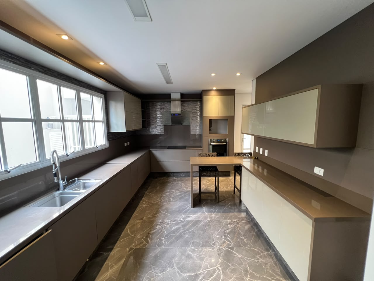 Casa à Venda no Residencial Alphaville 0 | 4 Suítes, 470 m² e Excelente Potencial para Modernização