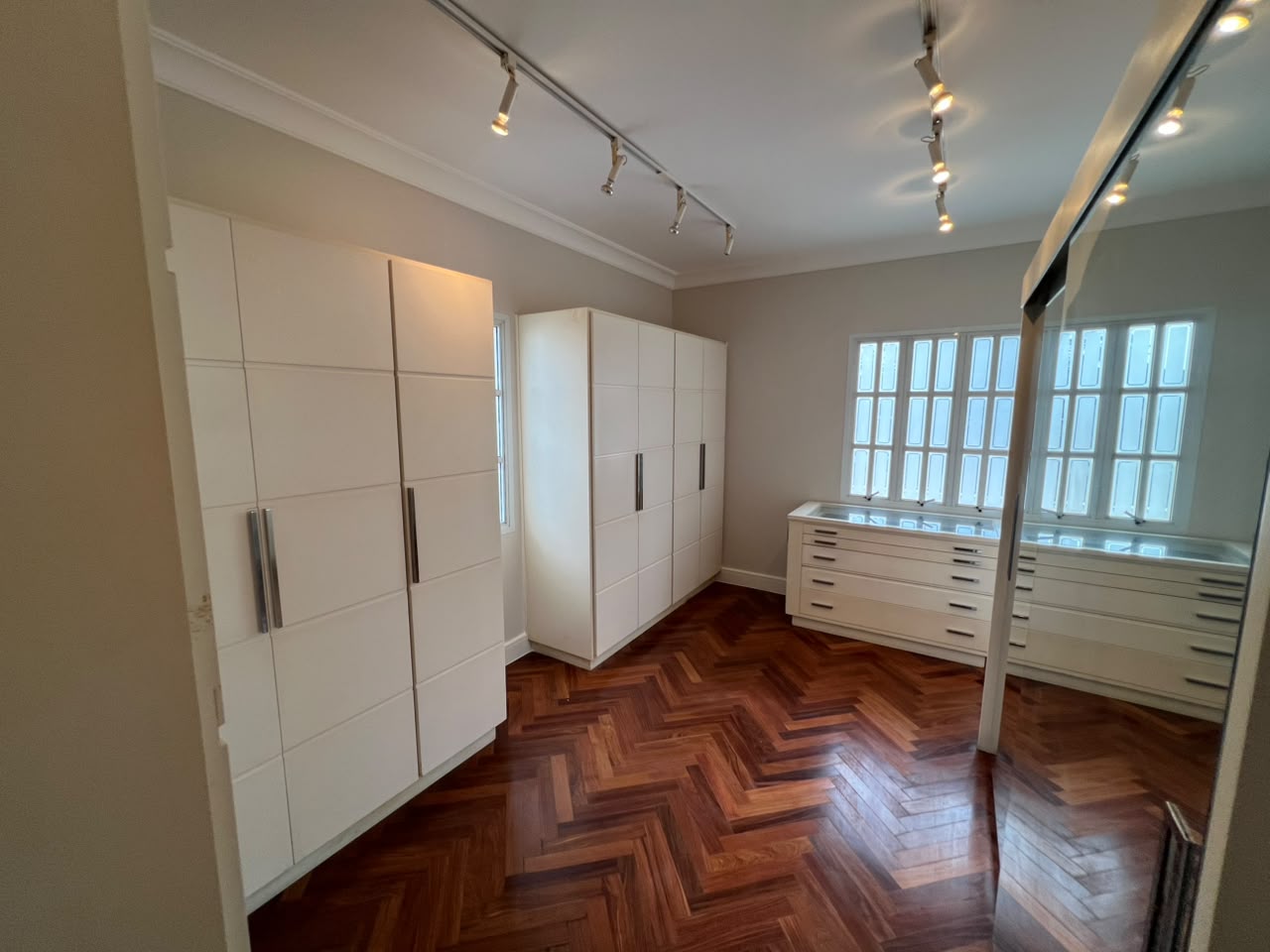 Casa à Venda no Residencial Alphaville 0 | 4 Suítes, 470 m² e Excelente Potencial para Modernização