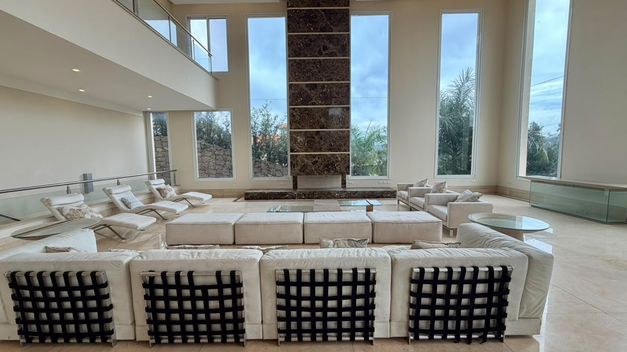 Casa de Luxo à Venda no Tamboré 1 com 5 Suítes, Pista de Boliche e 2.198 m² de Terreno