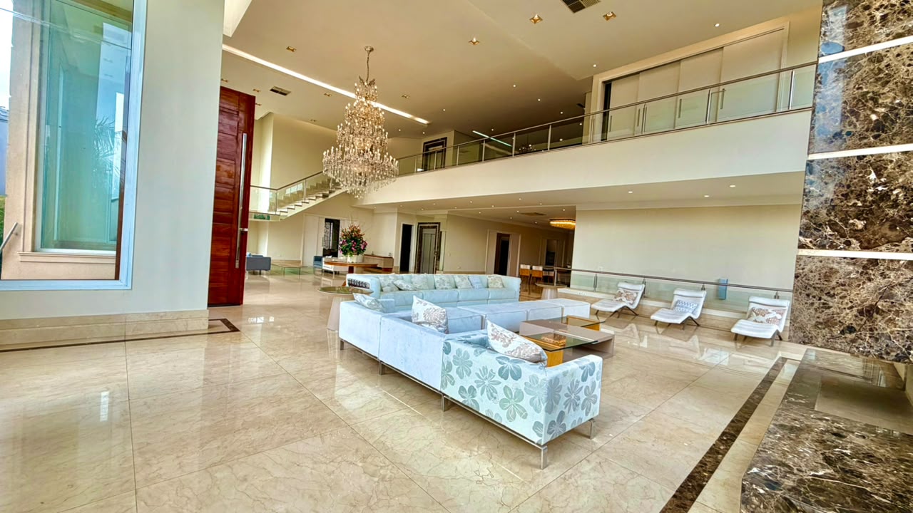 Casa de Luxo à Venda no Tamboré 1 com 5 Suítes, Pista de Boliche e 2.198 m² de Terreno