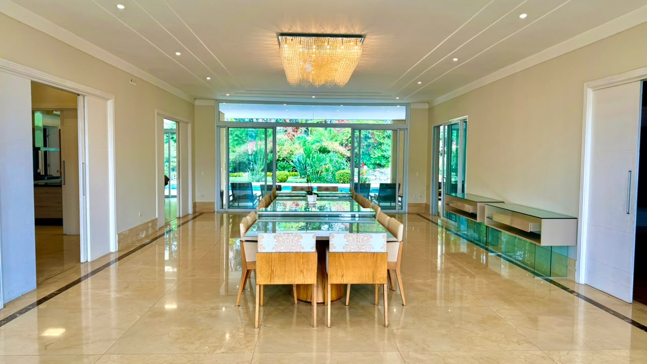 Casa de Luxo à Venda no Tamboré 1 com 5 Suítes, Pista de Boliche e 2.198 m² de Terreno