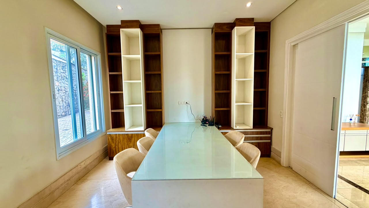 Casa de Luxo à Venda no Tamboré 1 com 5 Suítes, Pista de Boliche e 2.198 m² de Terreno