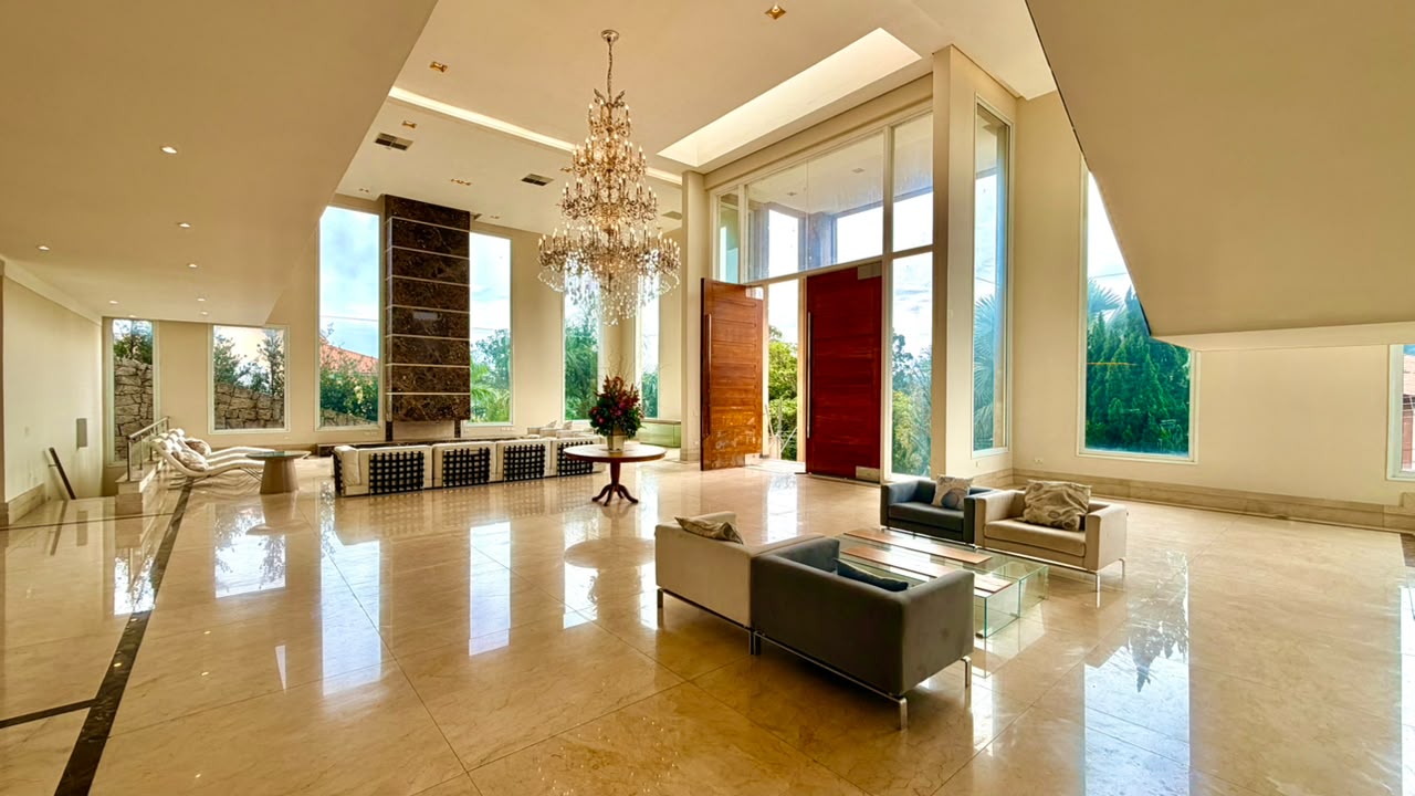 Casa de Luxo à Venda no Tamboré 1 com 5 Suítes, Pista de Boliche e 2.198 m² de Terreno