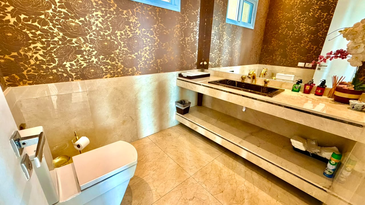 Casa de Luxo à Venda no Tamboré 1 com 5 Suítes, Pista de Boliche e 2.198 m² de Terreno