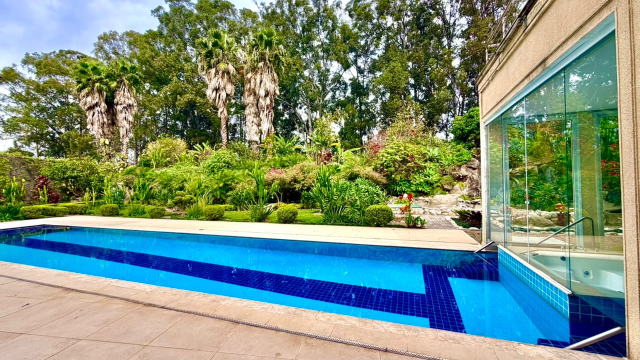 Casa de Luxo à Venda no Tamboré 1 com 5 Suítes, Pista de Boliche e 2.198 m² de Terreno
