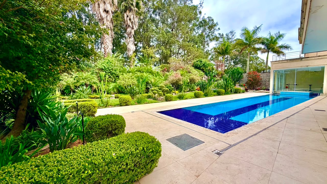 Casa de Luxo à Venda no Tamboré 1 com 5 Suítes, Pista de Boliche e 2.198 m² de Terreno