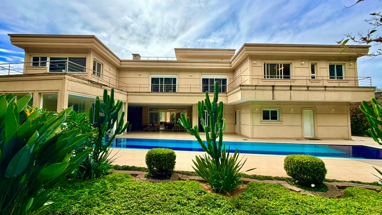 Casa de Luxo à Venda no Tamboré 1 com 5 Suítes, Pista de Boliche e 2.198 m² de Terreno
