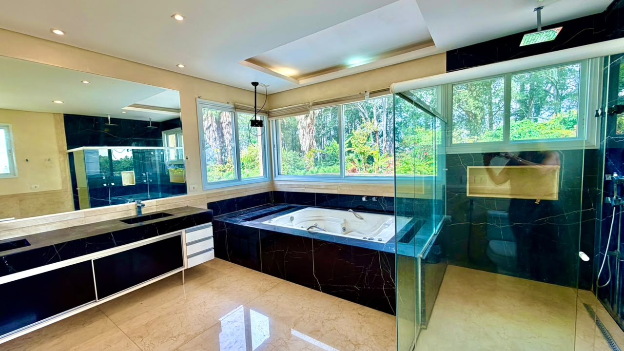 Casa de Luxo à Venda no Tamboré 1 com 5 Suítes, Pista de Boliche e 2.198 m² de Terreno