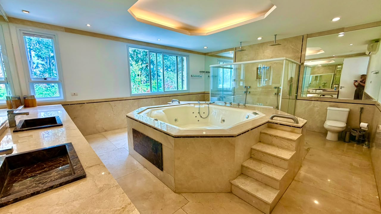 Casa de Luxo à Venda no Tamboré 1 com 5 Suítes, Pista de Boliche e 2.198 m² de Terreno
