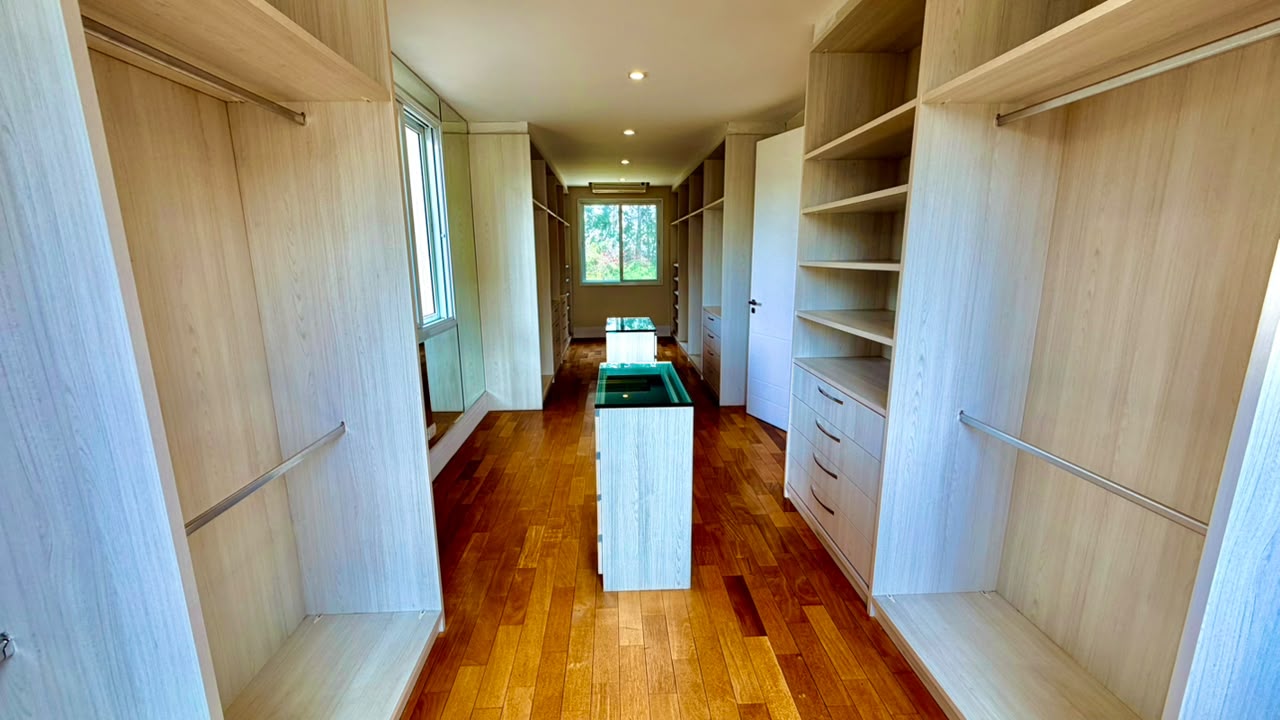 Casa de Luxo à Venda no Tamboré 1 com 5 Suítes, Pista de Boliche e 2.198 m² de Terreno