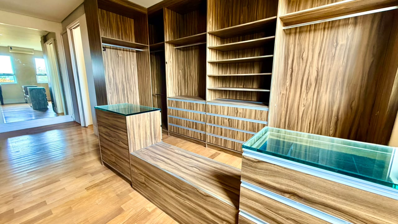 Casa de Luxo à Venda no Tamboré 1 com 5 Suítes, Pista de Boliche e 2.198 m² de Terreno