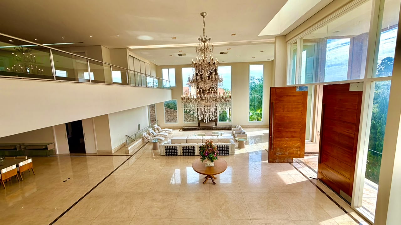 Casa de Luxo à Venda no Tamboré 1 com 5 Suítes, Pista de Boliche e 2.198 m² de Terreno