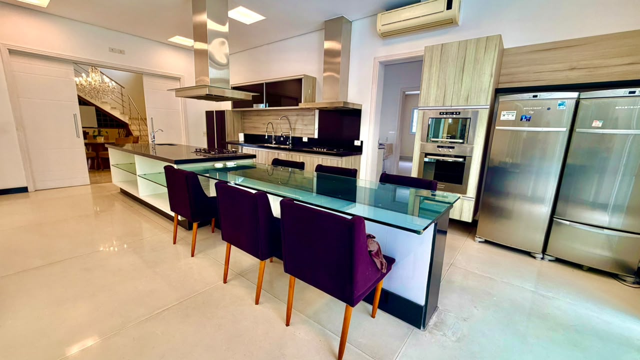 Casa de Luxo à Venda no Tamboré 1 com 5 Suítes, Pista de Boliche e 2.198 m² de Terreno