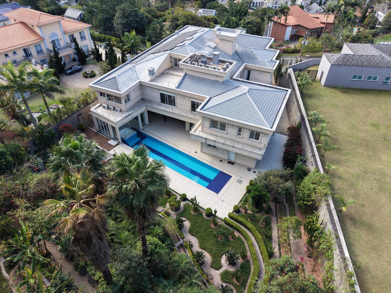 Casa de Luxo à Venda no Tamboré 1 com 5 Suítes, Pista de Boliche e 2.198 m² de Terreno