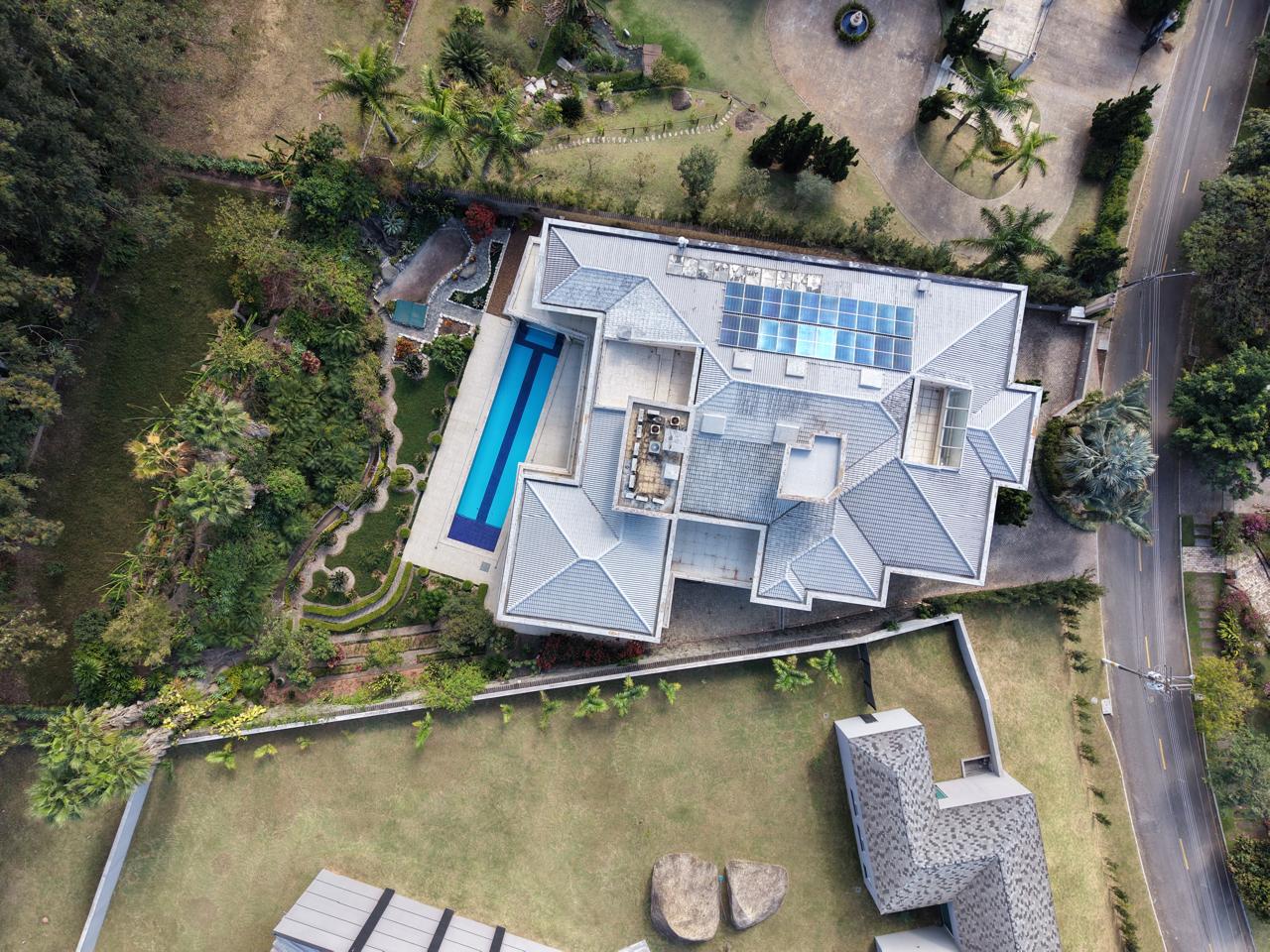 Casa de Luxo à Venda no Tamboré 1 com 5 Suítes, Pista de Boliche e 2.198 m² de Terreno