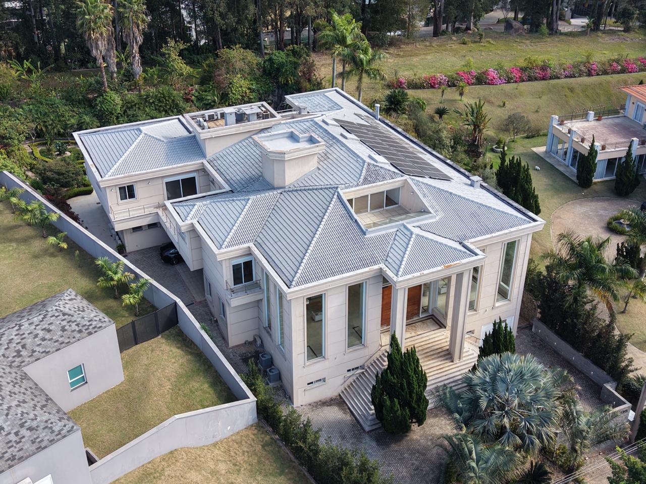 Casa de Luxo à Venda no Tamboré 1 com 5 Suítes, Pista de Boliche e 2.198 m² de Terreno