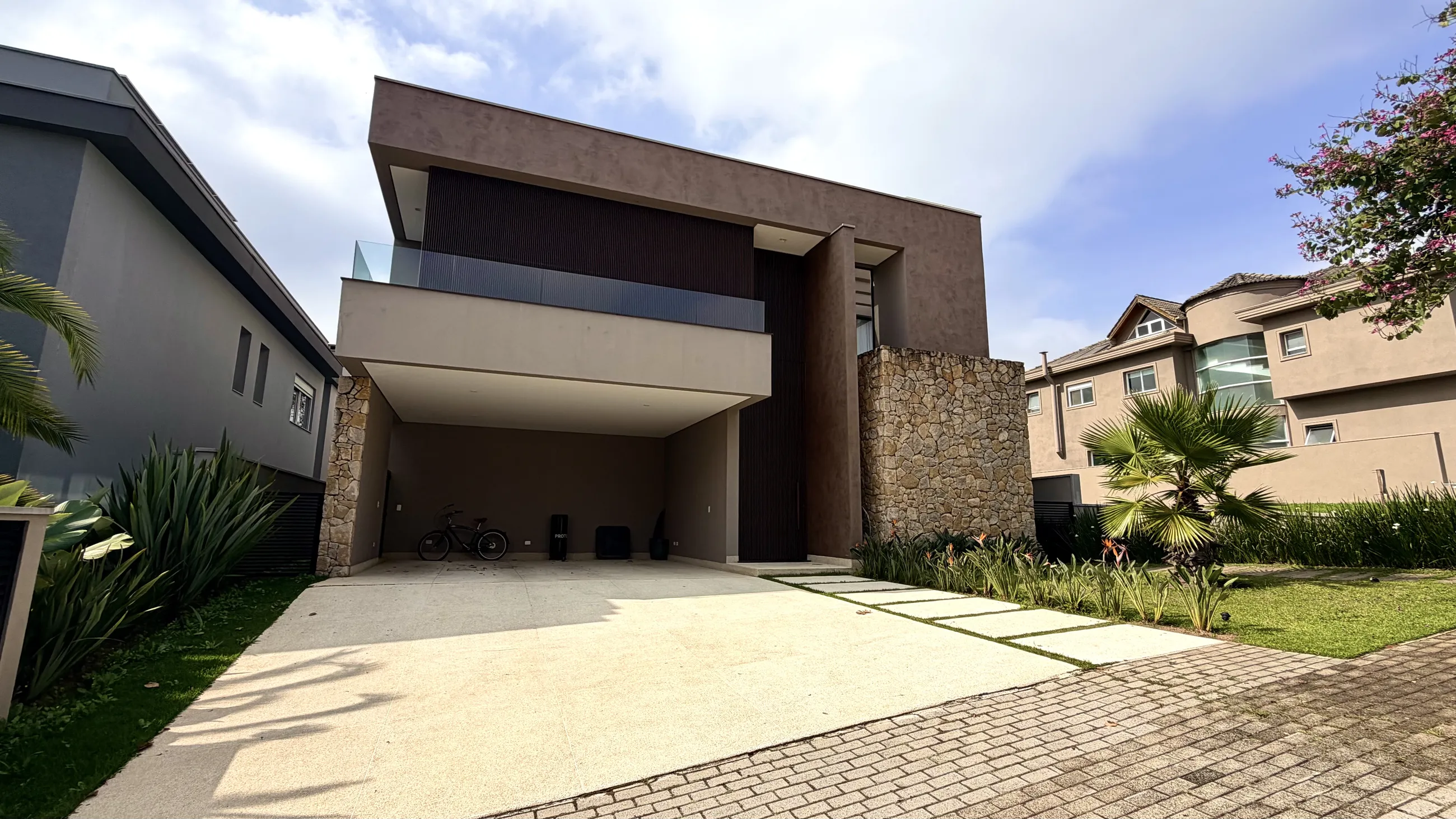 Casa com 4 suítes e vista permanente para a mata à venda no Tamboré 10