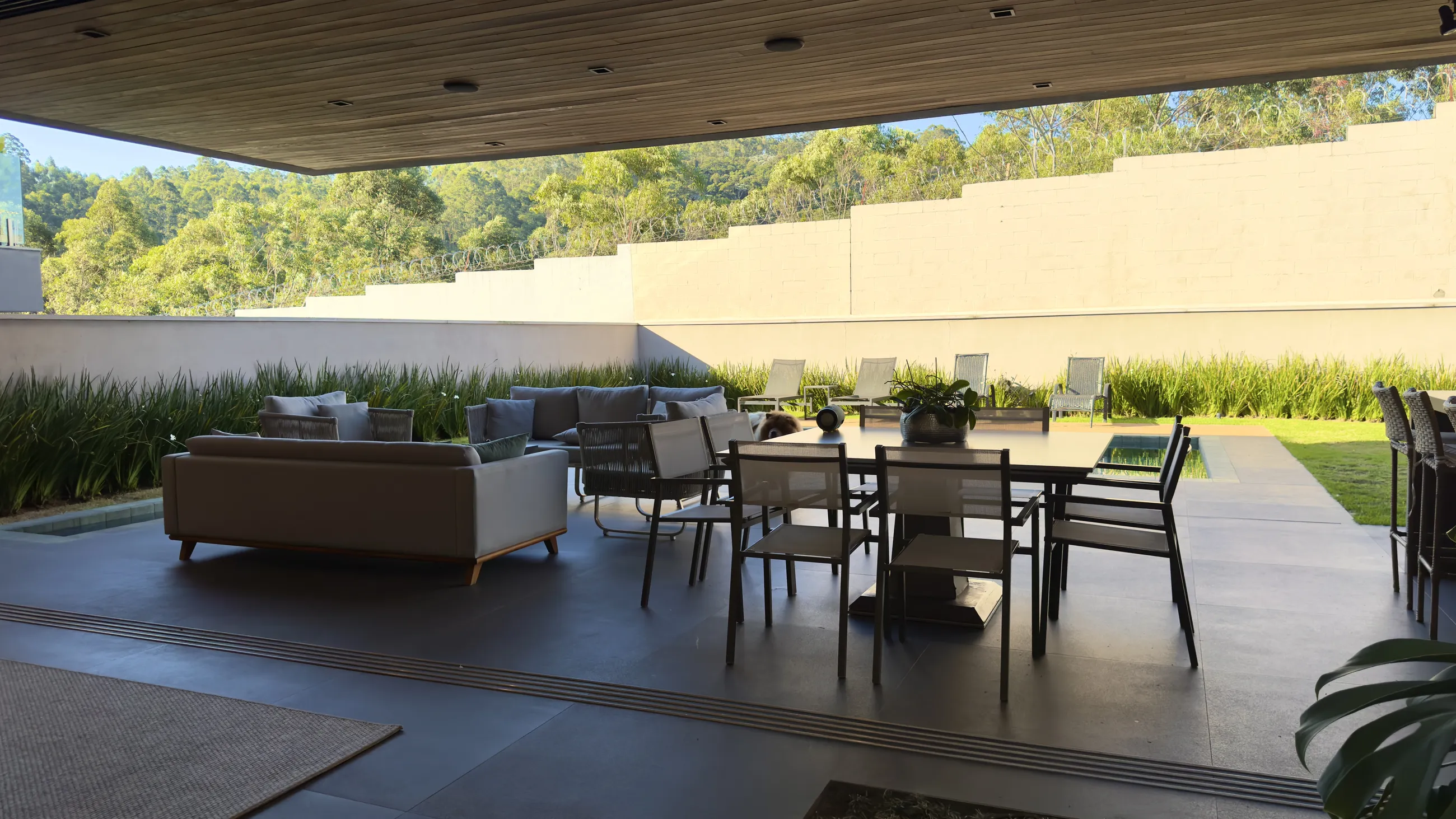 Casa com 4 suítes e vista permanente para a mata à venda no Tamboré 10