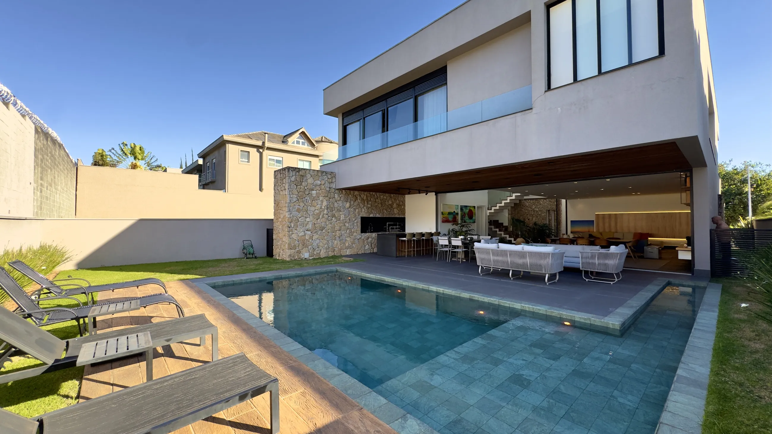 Casa com 4 suítes e vista permanente para a mata à venda no Tamboré 10