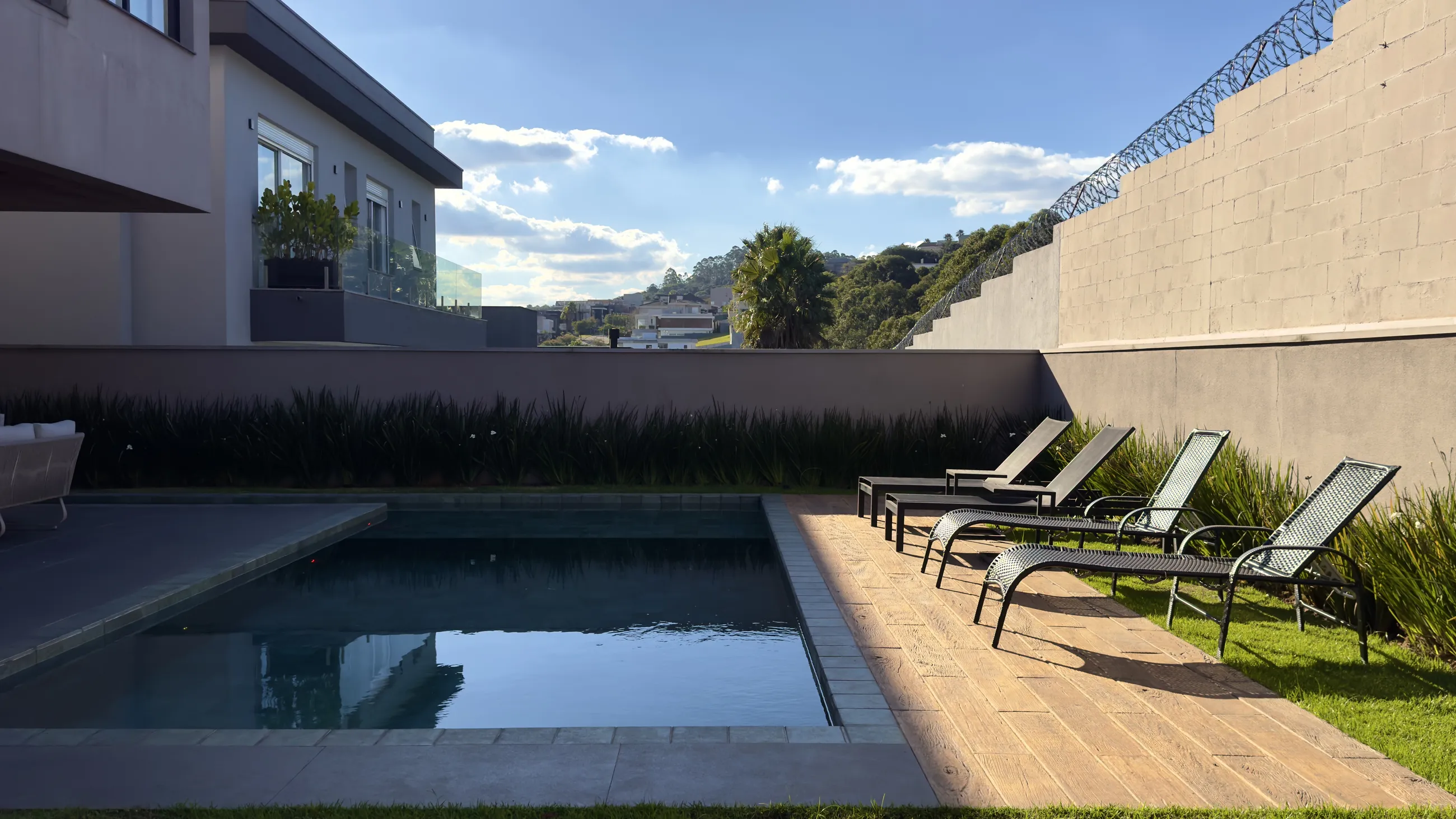 Casa com 4 suítes e vista permanente para a mata à venda no Tamboré 10
