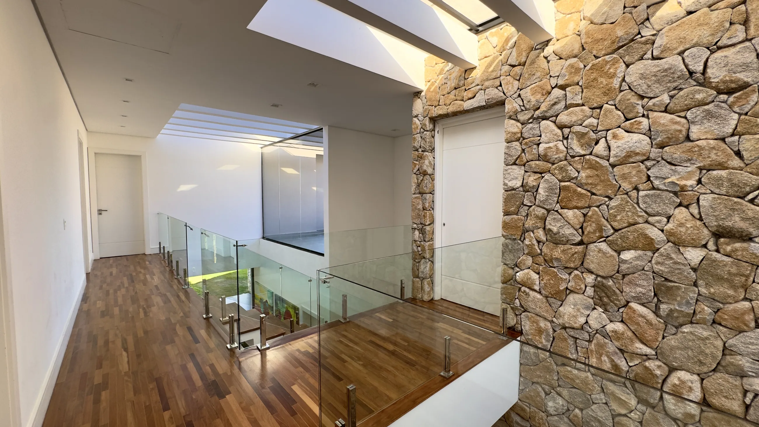 Casa com 4 suítes e vista permanente para a mata à venda no Tamboré 10