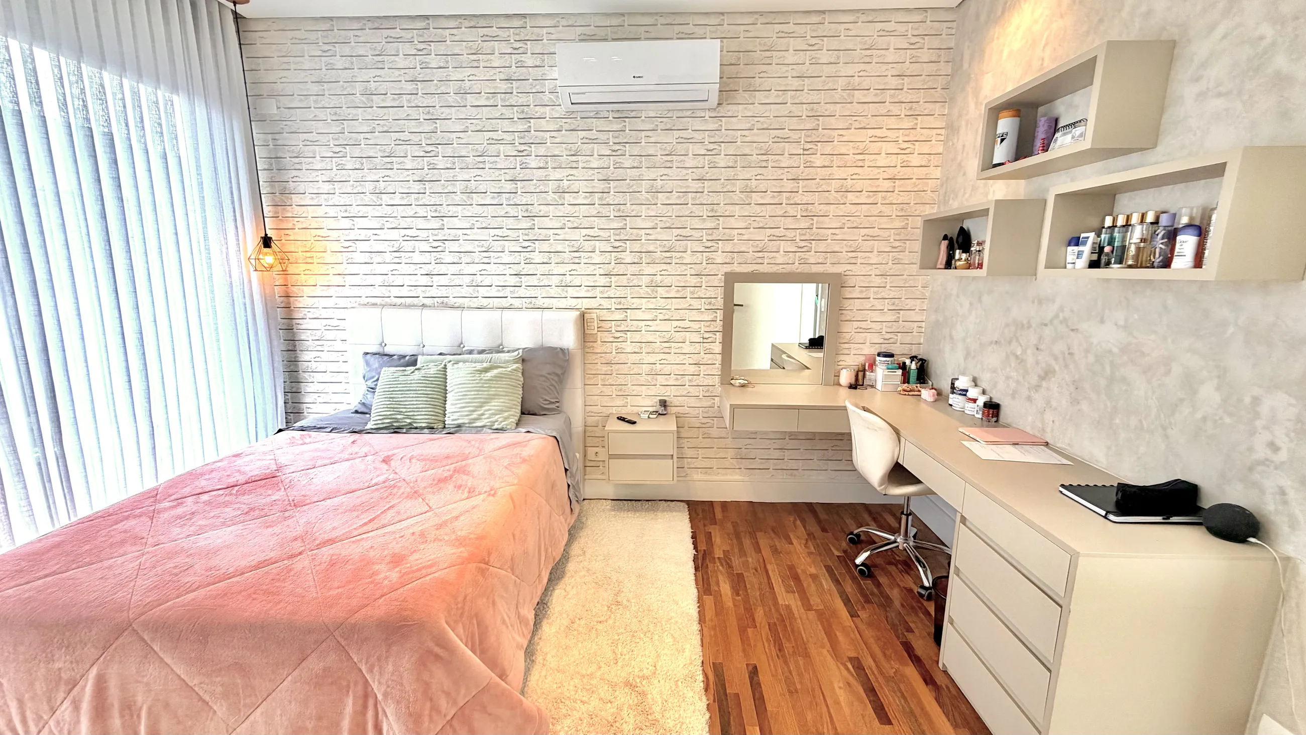 Casa com 4 suítes e vista permanente para a mata à venda no Tamboré 10