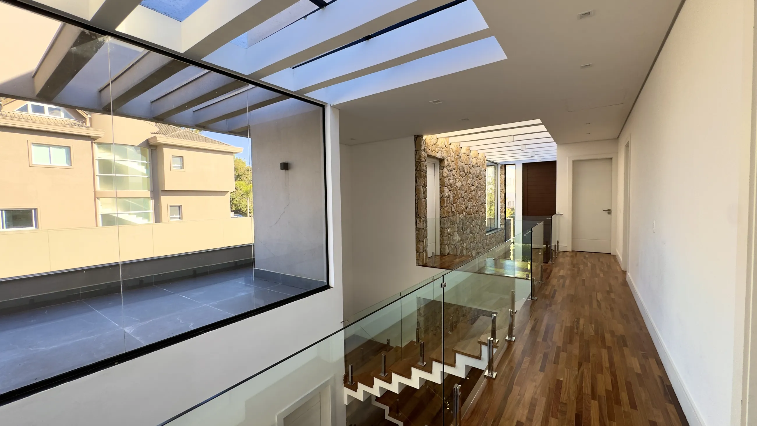 Casa com 4 suítes e vista permanente para a mata à venda no Tamboré 10