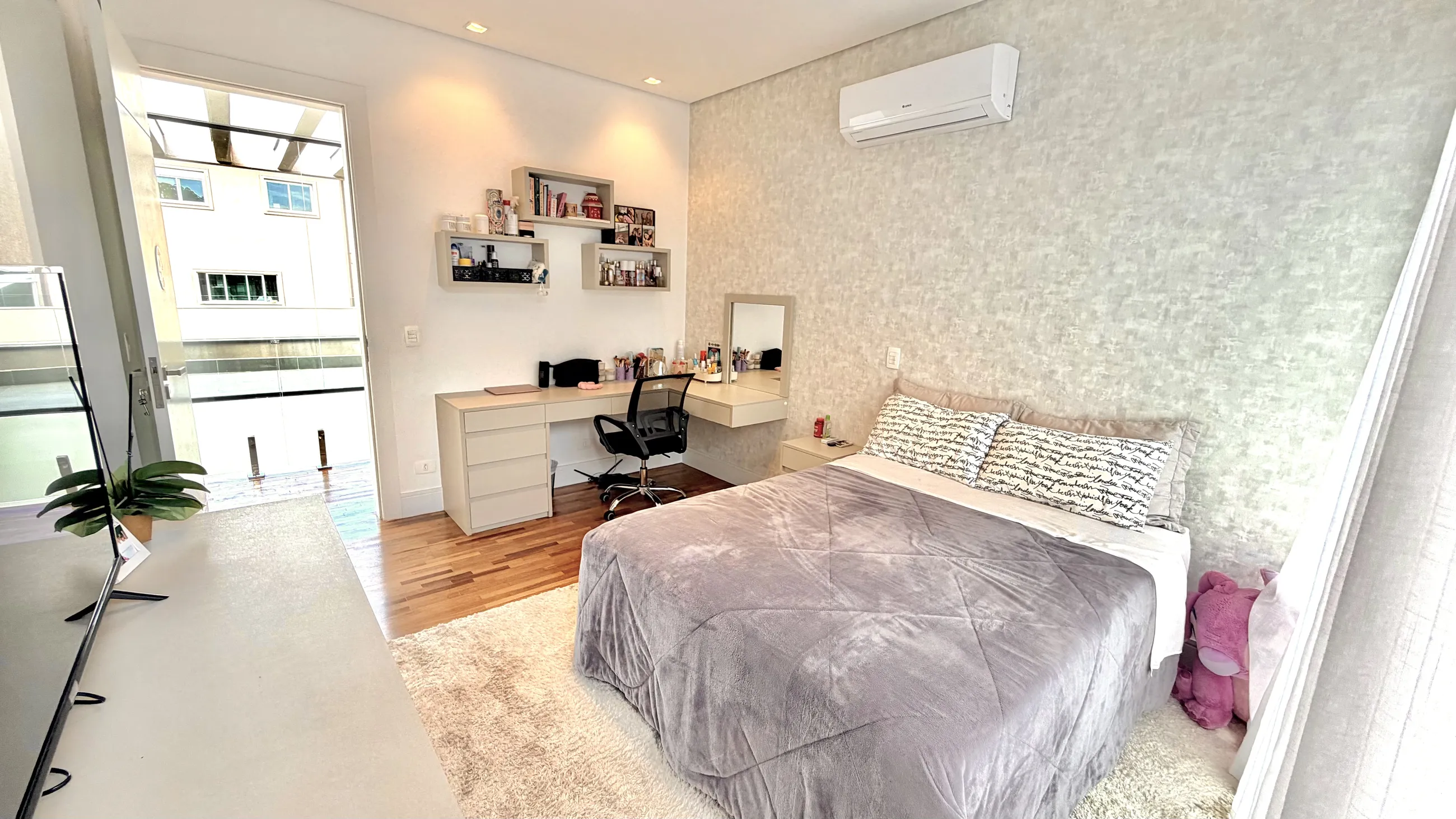 Casa com 4 suítes e vista permanente para a mata à venda no Tamboré 10