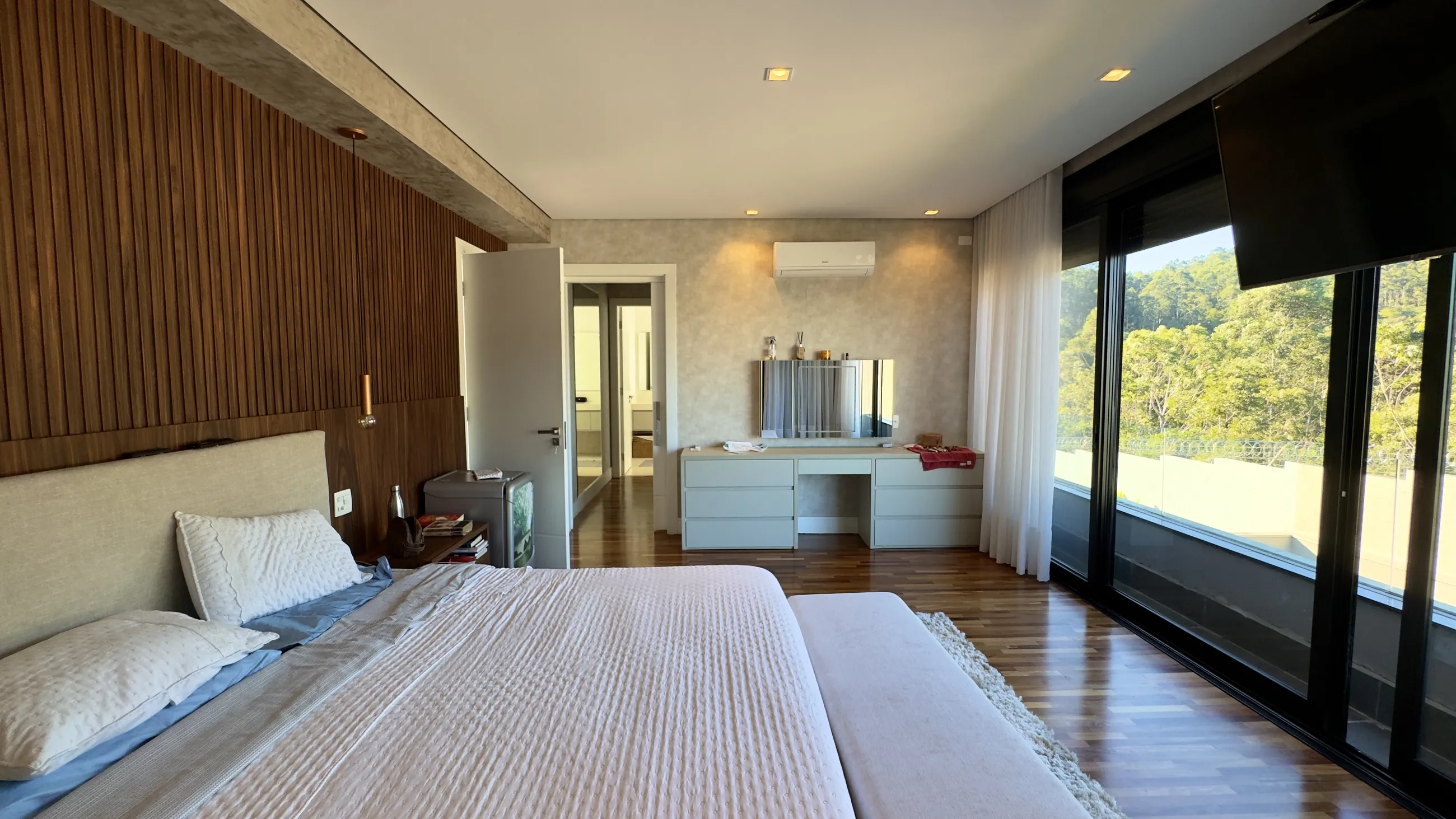 Casa com 4 suítes e vista permanente para a mata à venda no Tamboré 10