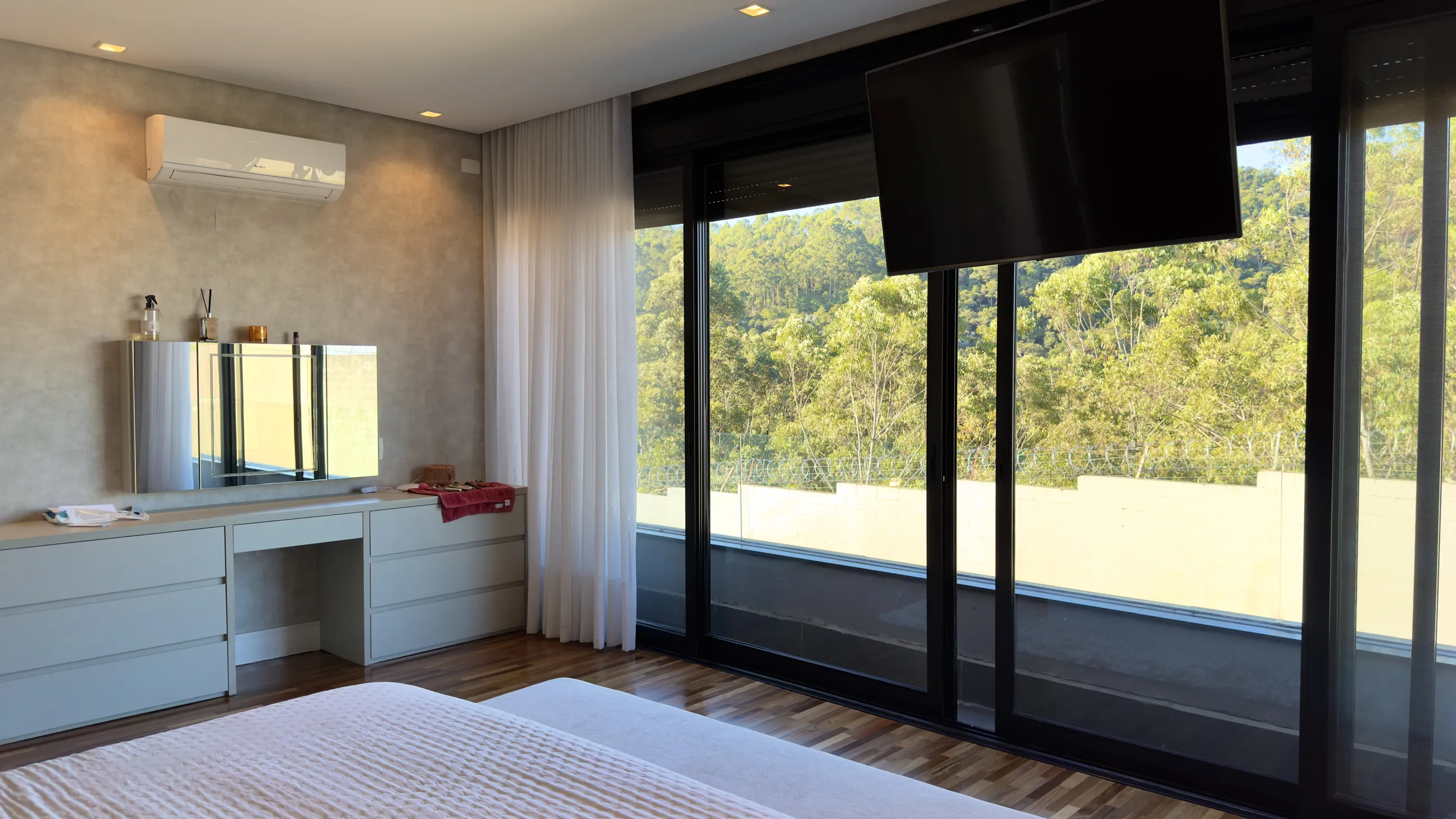 Casa com 4 suítes e vista permanente para a mata à venda no Tamboré 10