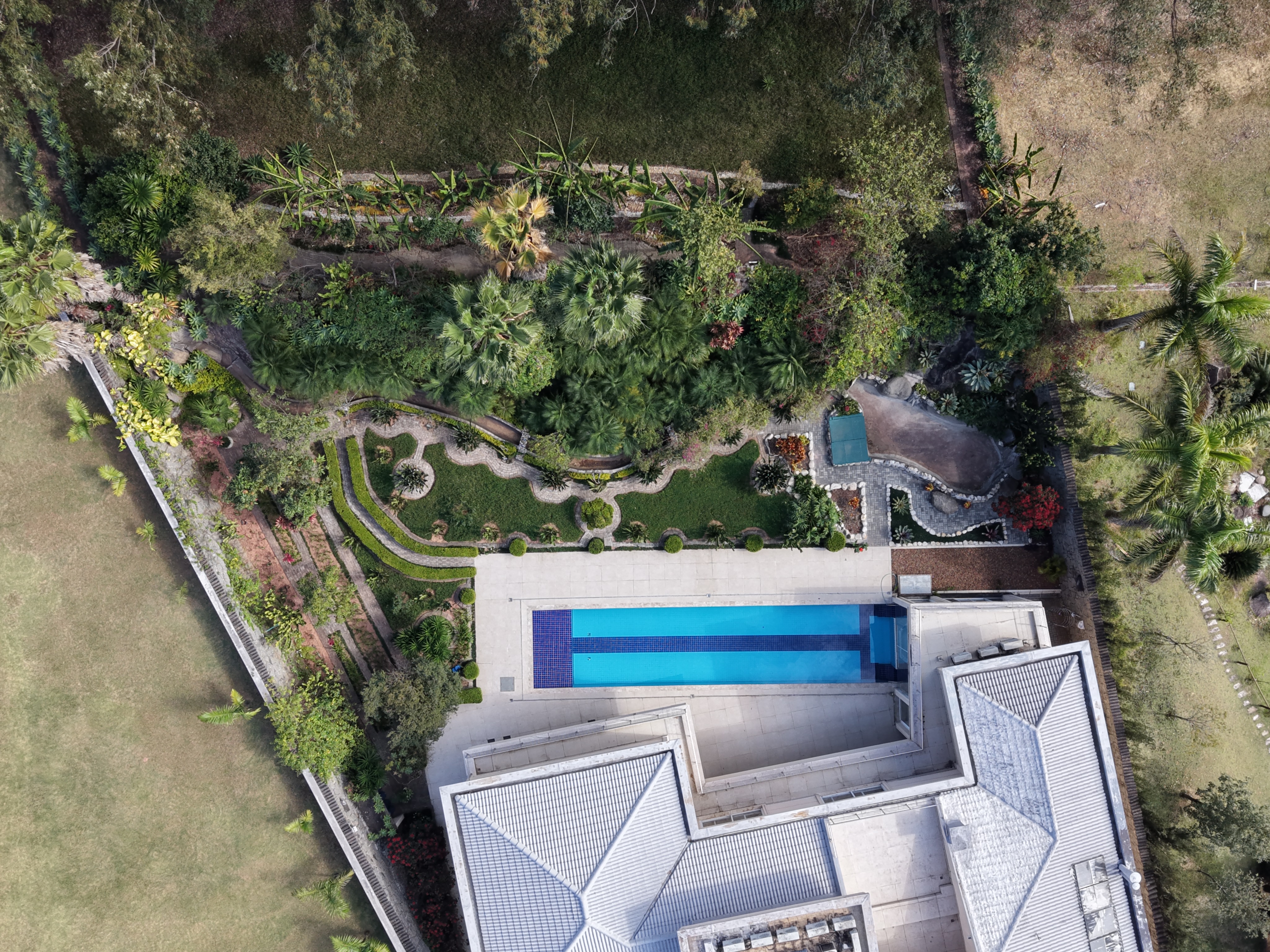 Casa de Luxo à Venda no Tamboré 1 com 5 Suítes, Pista de Boliche e 2.198 m² de Terreno