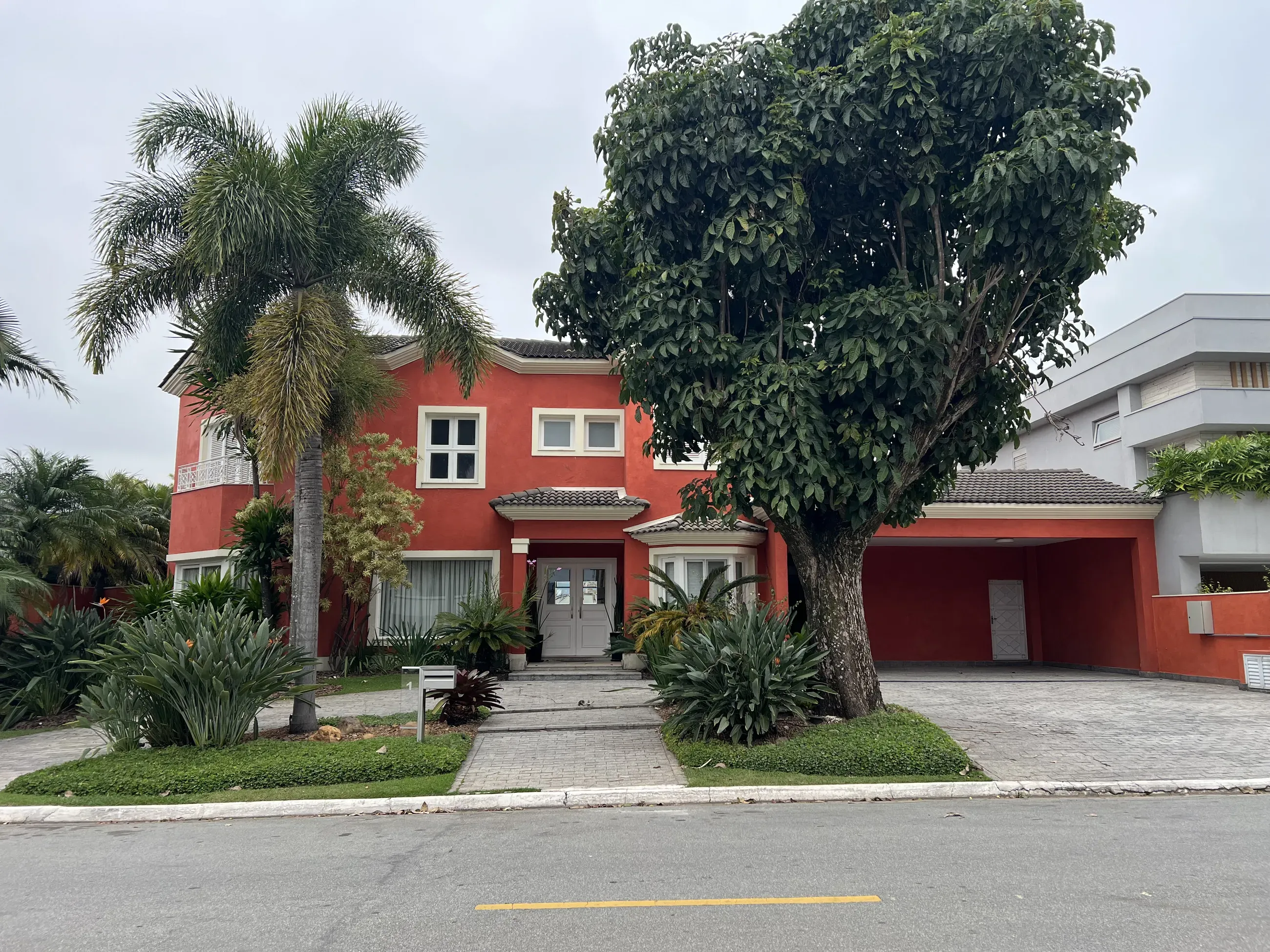 Casa toscana com 4 Suítes, 2 Master, Piscina e Adega em Alphaville