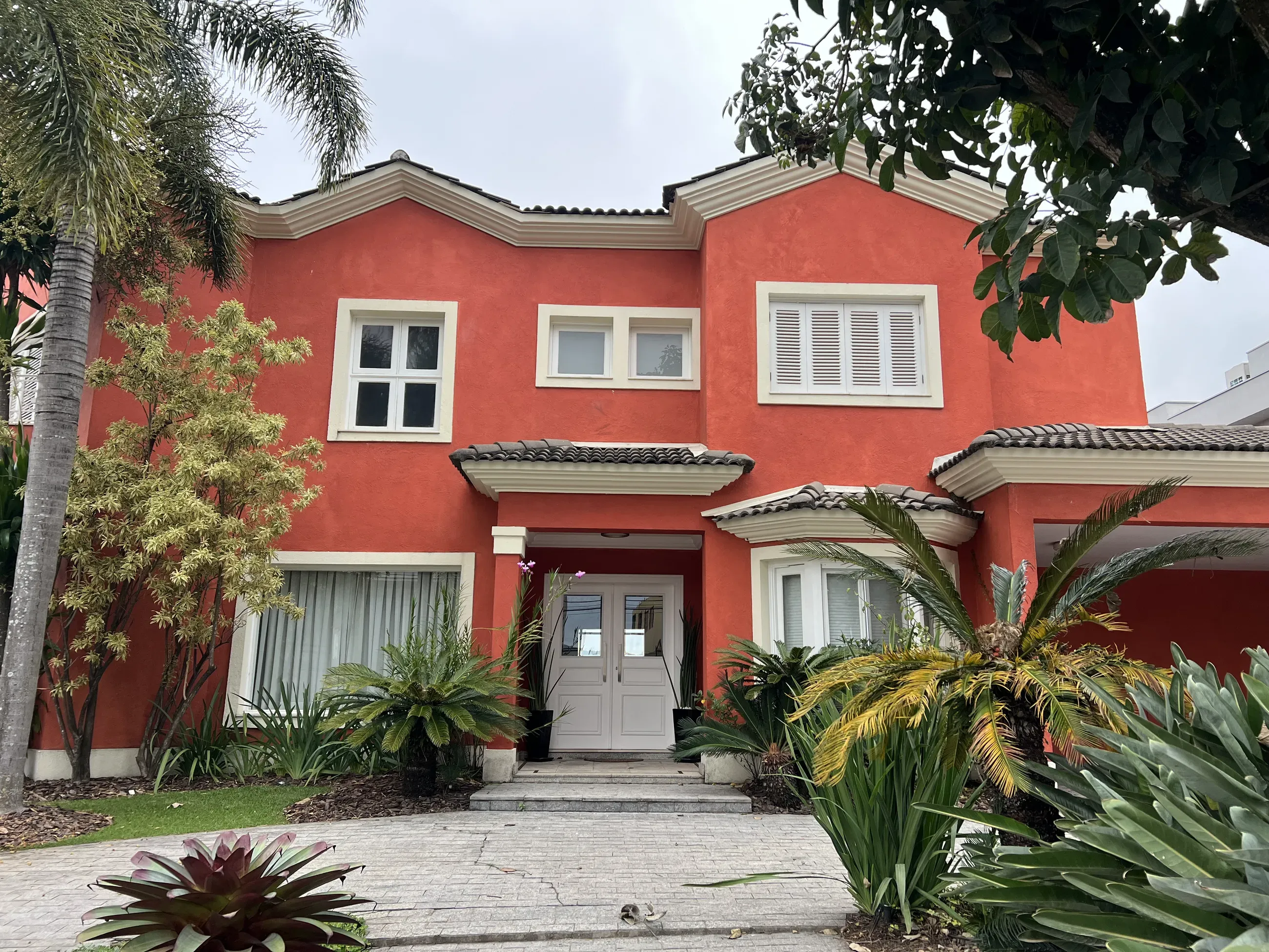 Casa toscana com 4 Suítes, 2 Master, Piscina e Adega em Alphaville