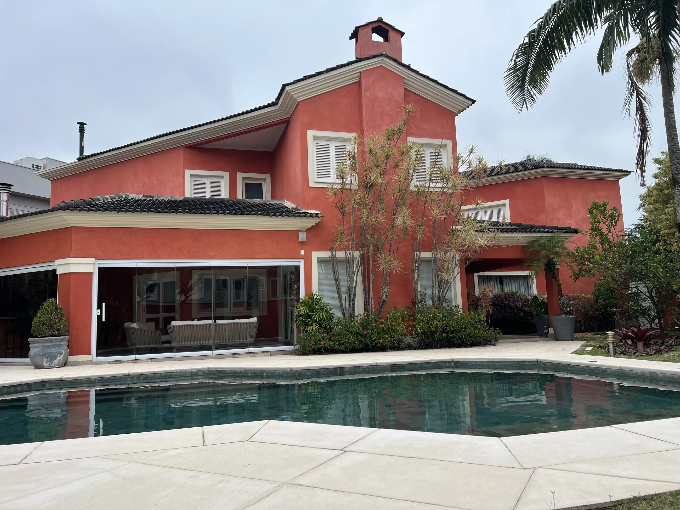Casa toscana com 4 Suítes, 2 Master, Piscina e Adega em Alphaville