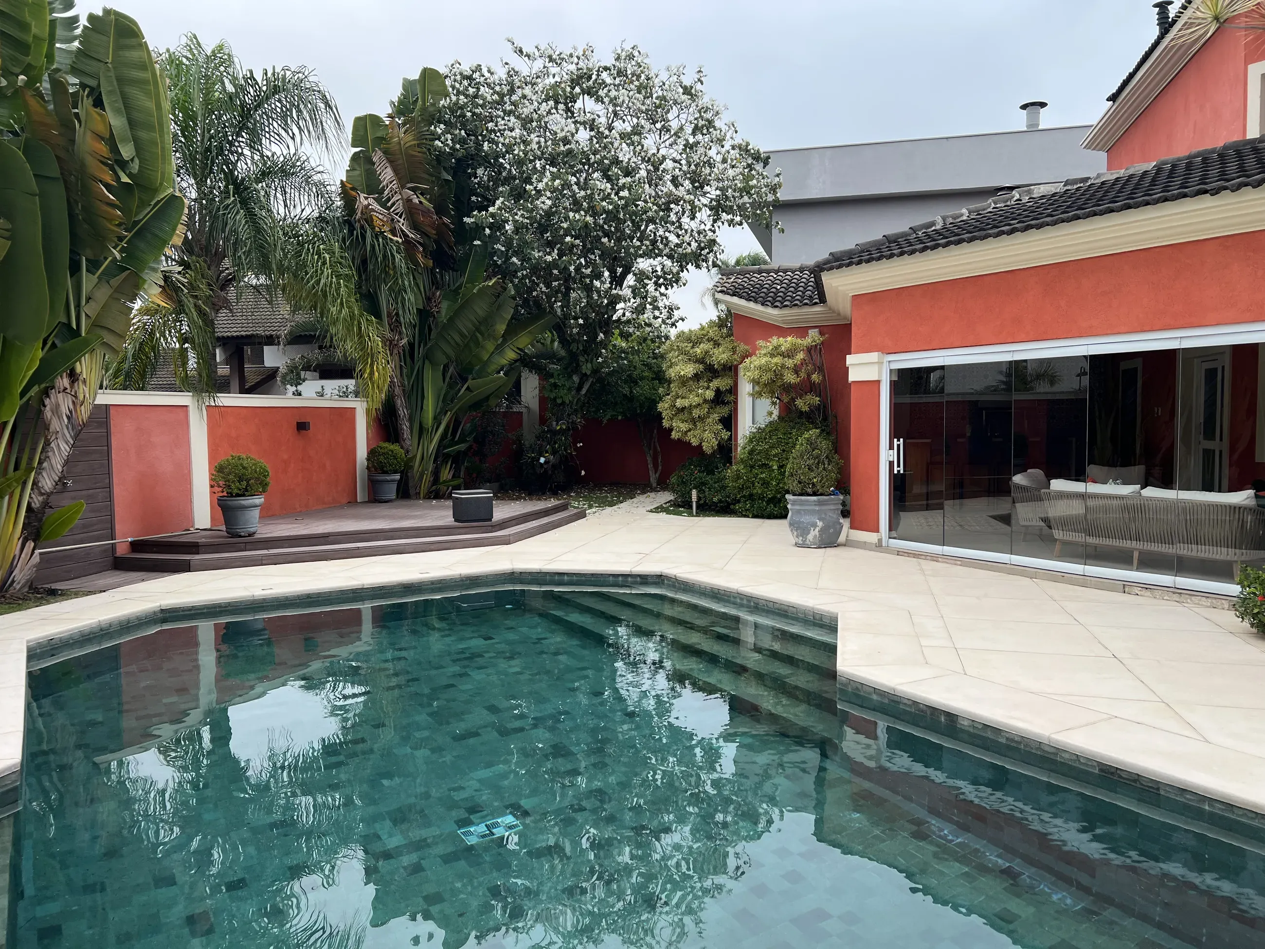 Casa toscana com 4 Suítes, 2 Master, Piscina e Adega em Alphaville